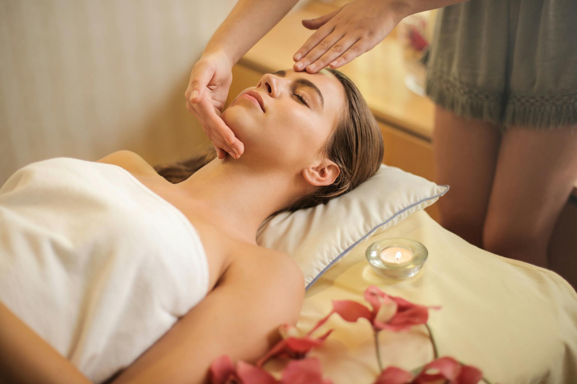 Una mujer disfruta de un relajante masaje en un balneario | Fuente: Pexels