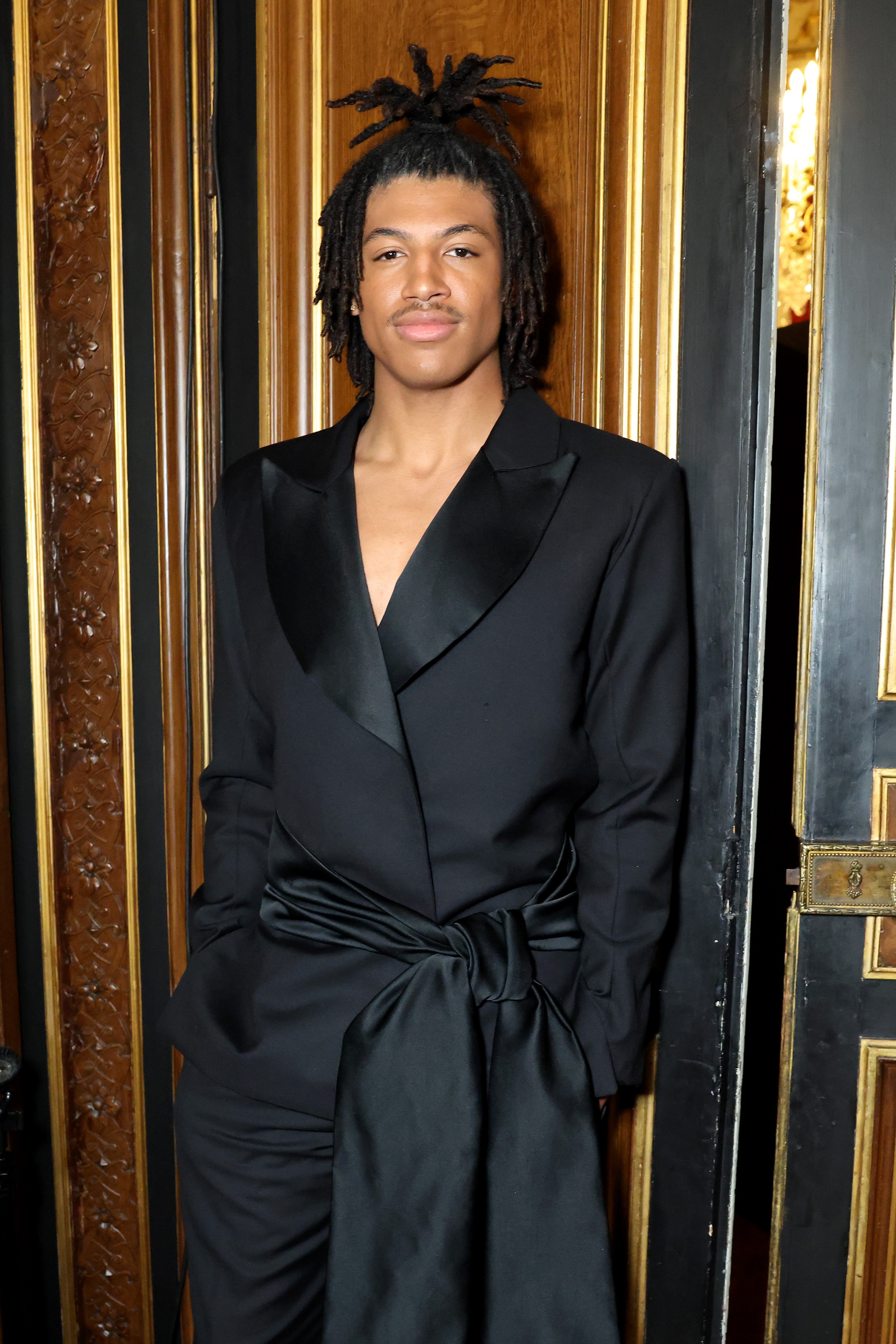 Henry Samuel posa entre bastidores antes del desfile de Alta Costura Primavera-Verano 2025 de Lena Erziak en la Semana de la Moda de París el 28 de enero de 2025 | Fuente: Getty Images