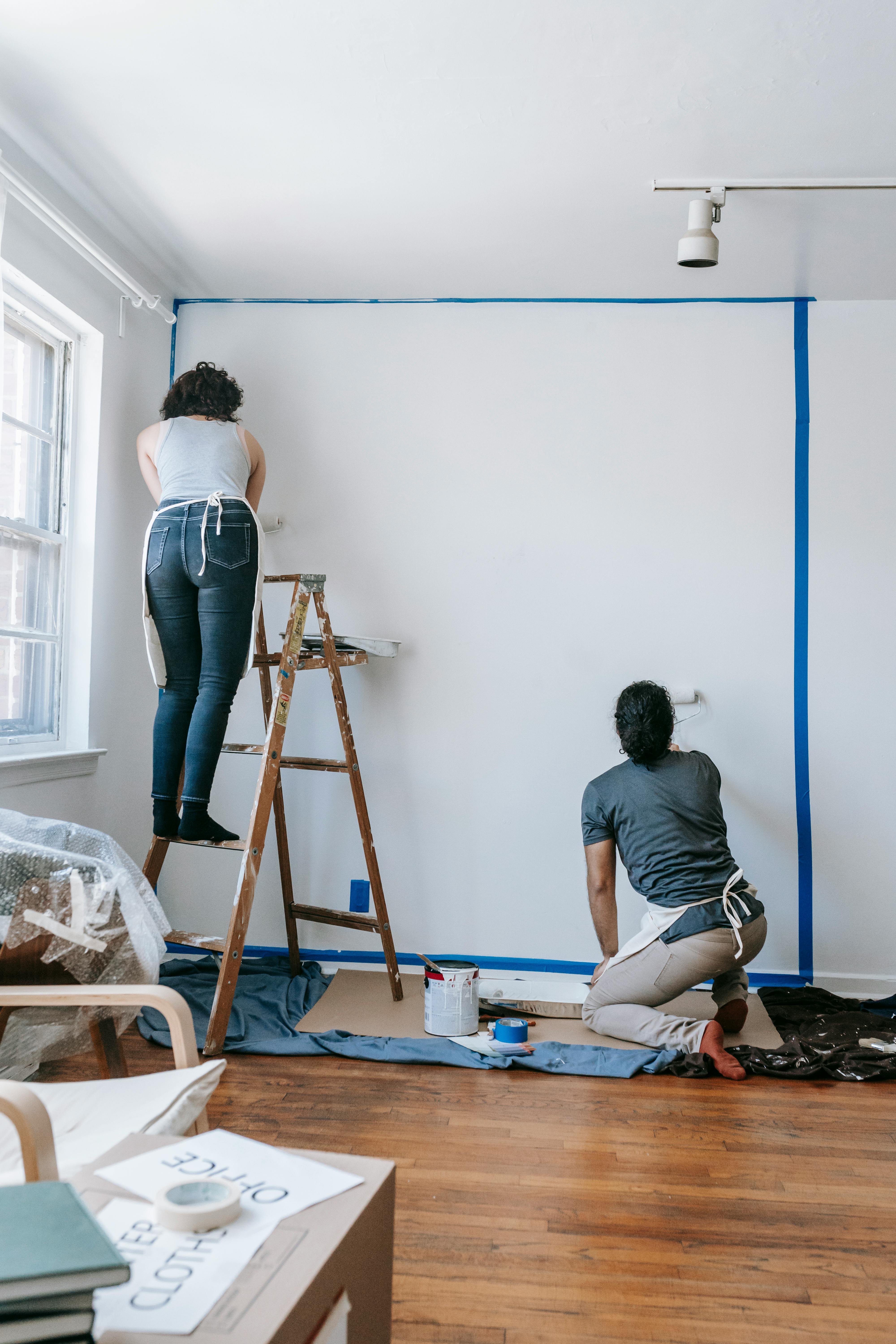 Dos personas pintando una pared. Imagen con fines ilustrativos | Foto: Pexels