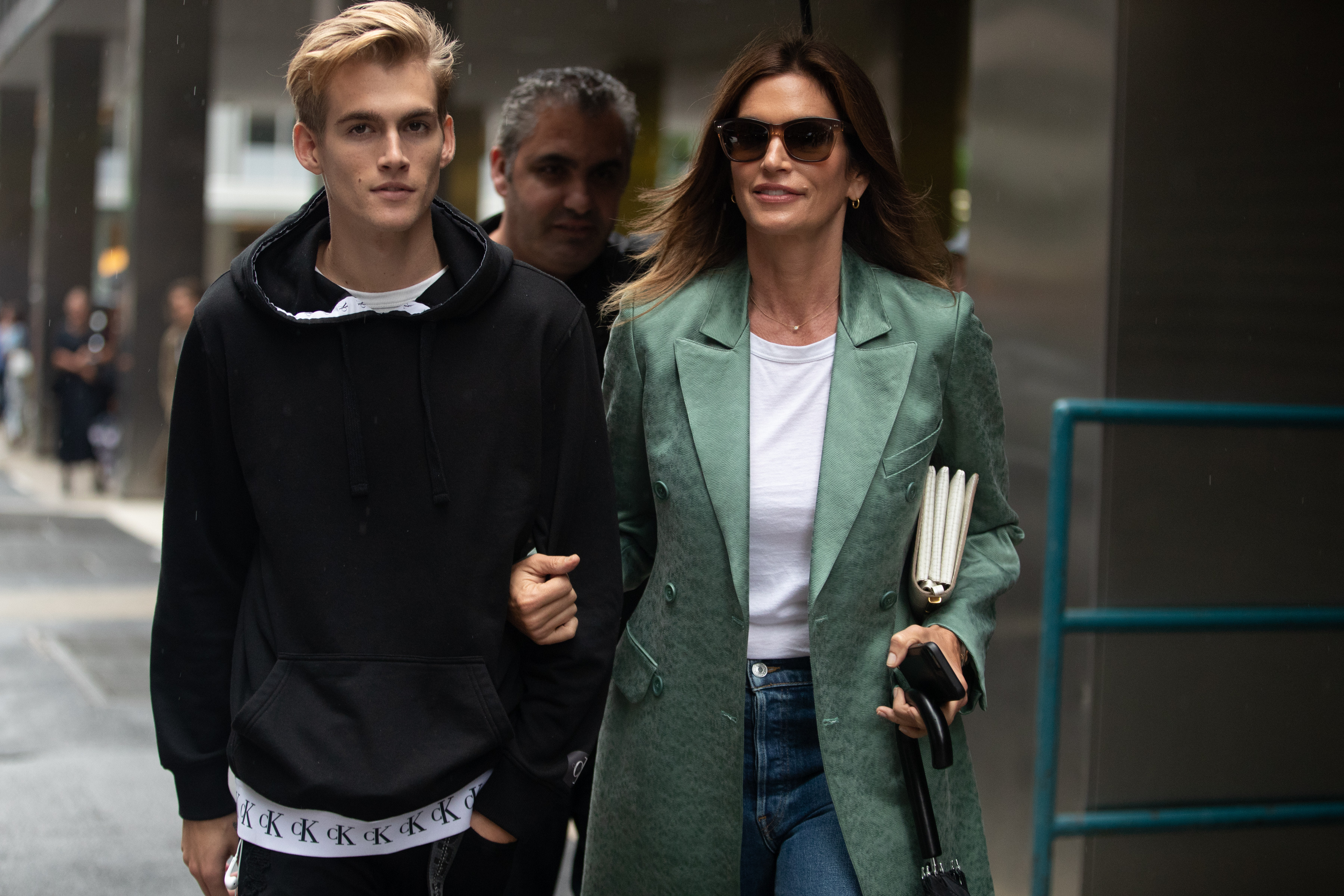 Presley y Cindy caminan juntos durante la Semana de la Moda de Nueva York el 9 de septiembre de 2018. Años más tarde, Cindy alentó públicamente a su hijo mientras él compartía sus esfuerzos por hacer frente a sus problemas, diciéndole en un comentario de Instagram que estaba "muy orgullosa". | Fuente: Getty Images