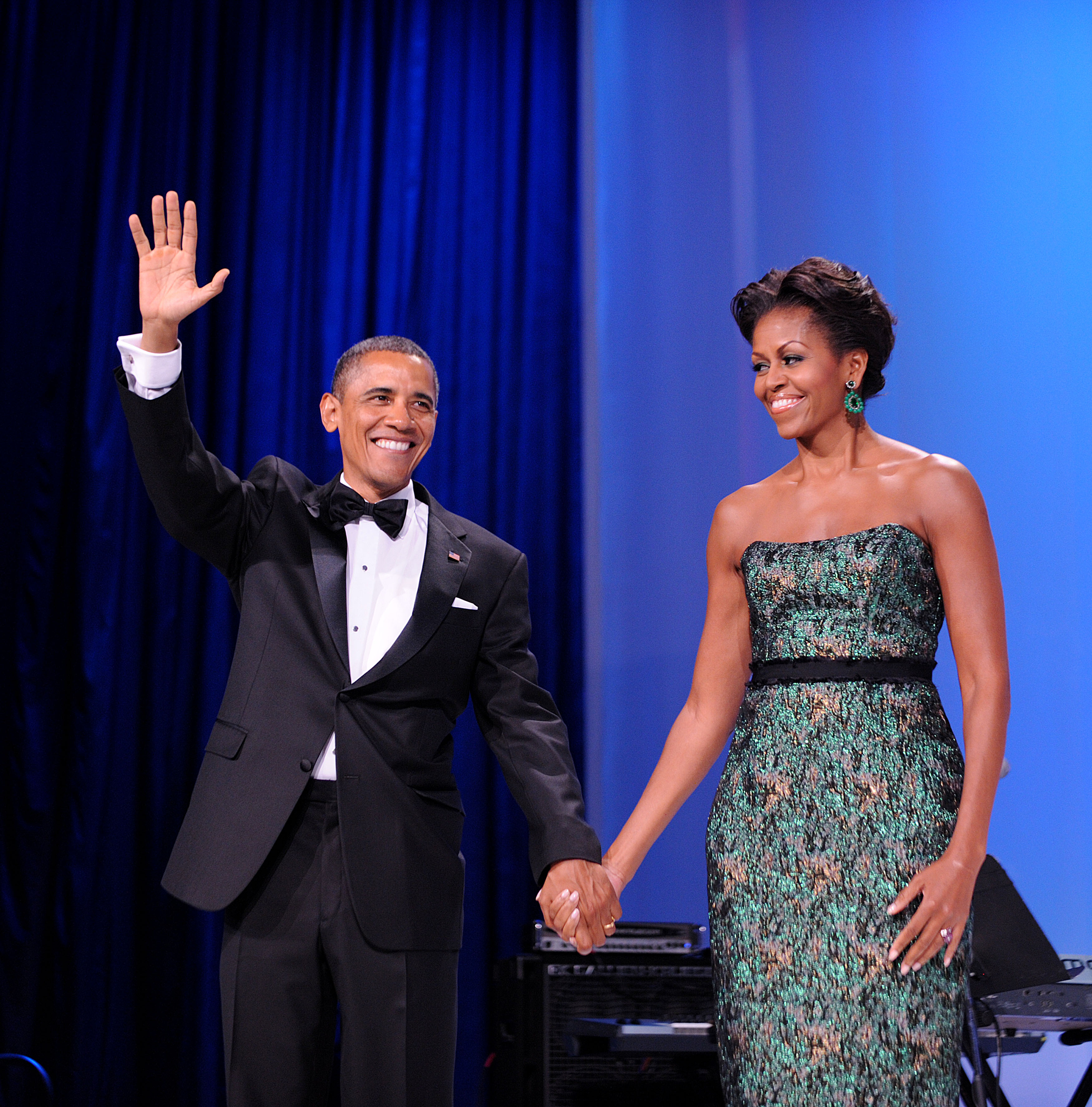 Barack y Michelle van de la mano durante un acto oficial de su etapa en la Casa Blanca, lo que nos recuerda que muchos de sus años más fotografiados transcurrieron bajo el constante escrutinio público, aunque Michelle describió más tarde las presiones privadas que se vivían entre bastidores. | Fuente: Getty Images