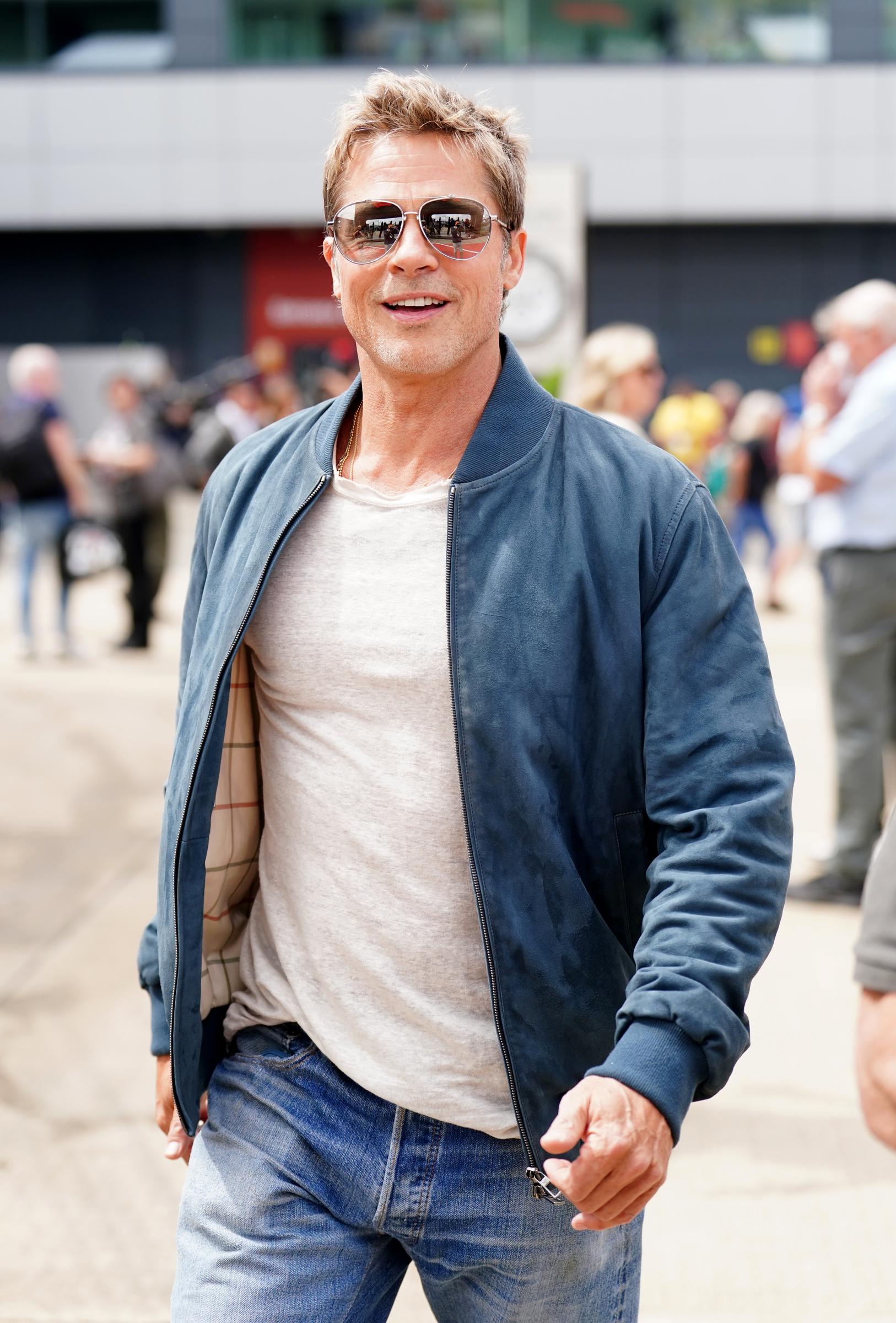 Brad Pitt rueda en el circuito para la próxima película "F1" en el paddock day previo al Gran Premio de Gran Bretaña el 6 de julio de 2022, en Silverstone, Towcester | Fuente: Getty Images