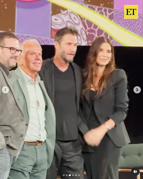 Keanu Reeves, Jan de Bont y Sandra Bullock en el escenario en Los Ángeles, publicado el 9 de octubre de 2024 | Fuente: Instagram.com/entertainmenttonight