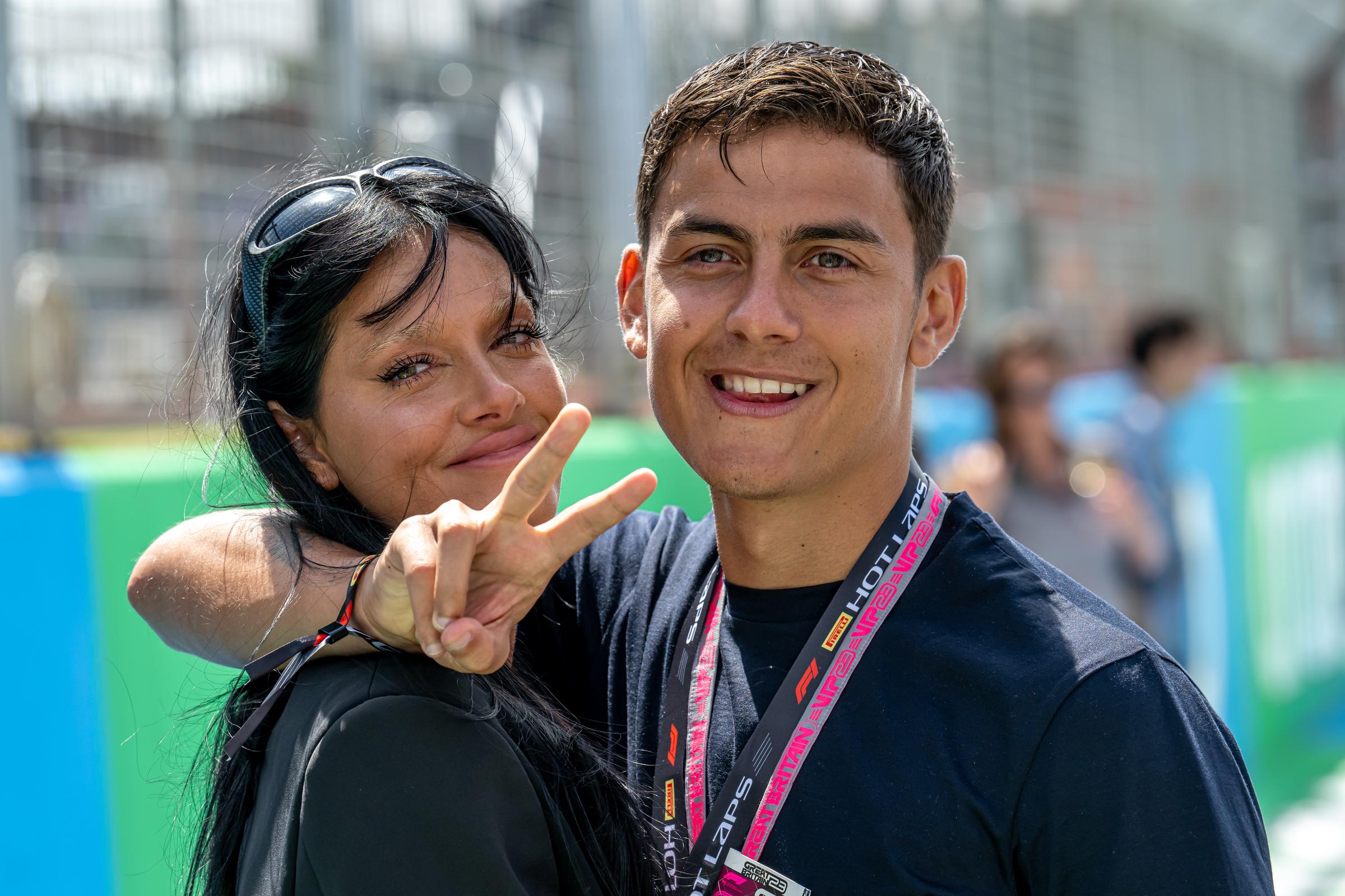El futbolista invitado de Pirelli Hot Laps, Paulo Dybala, y su pareja, Oriana Sabatini, durante el GP de Gran Bretaña en el circuito de Silverstone el domingo 9 de julio de 2023 en Northamptonshire, Reino Unido. | Fuente: Getty Images