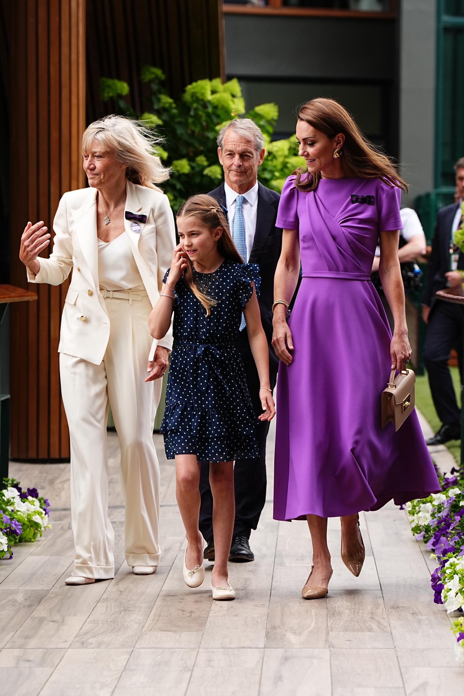 Deborah Jevans, la princesa Charlotte y Kate Middleton llegan al All England Lawn Tennis and Croquet Club el 14 de julio de 2024, en Londres, Inglaterra | Fuente: Getty Images