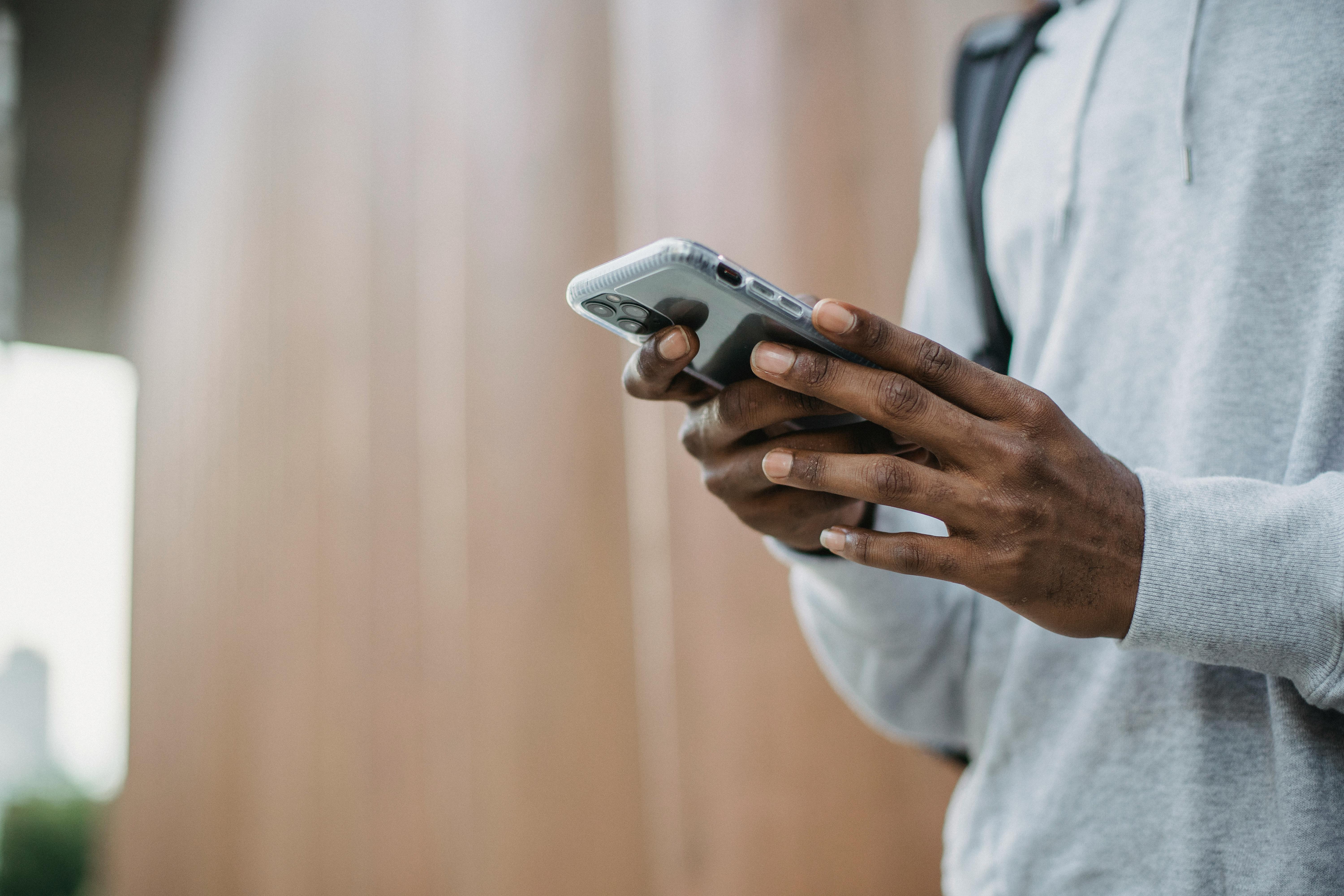 Un hombre leyendo en su teléfono | Fuente: Pexels