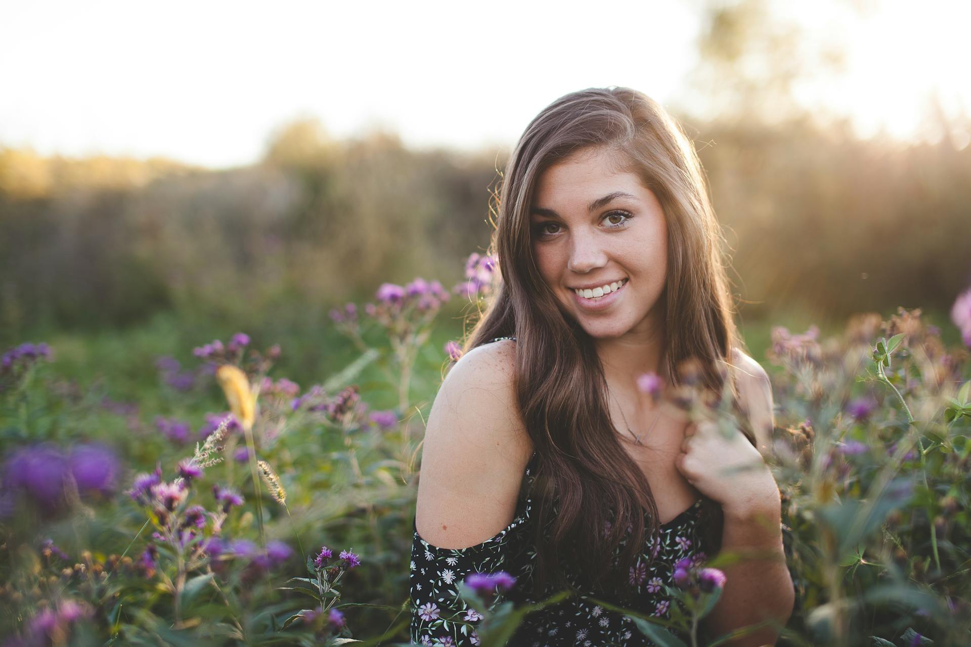 Una mujer entre flores silvestres | Fuente: Pexels