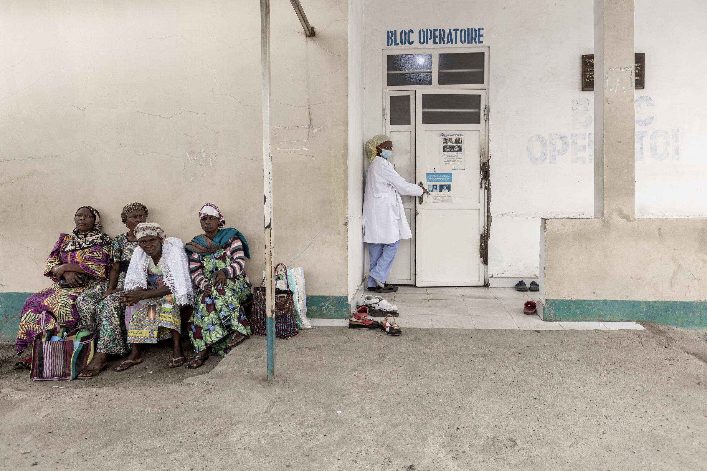 Una enfermera entra en el quirófano de un hospital de la República Democrática del Congo mientras las mujeres esperan fuera | Fuente: Getty Images