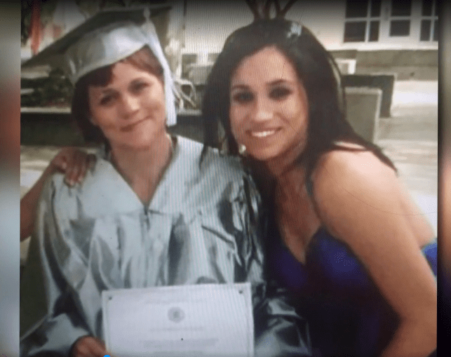 Meghan y Samantha Markle en la graduación de Samantha en 2008. | Foto: Inside Edition