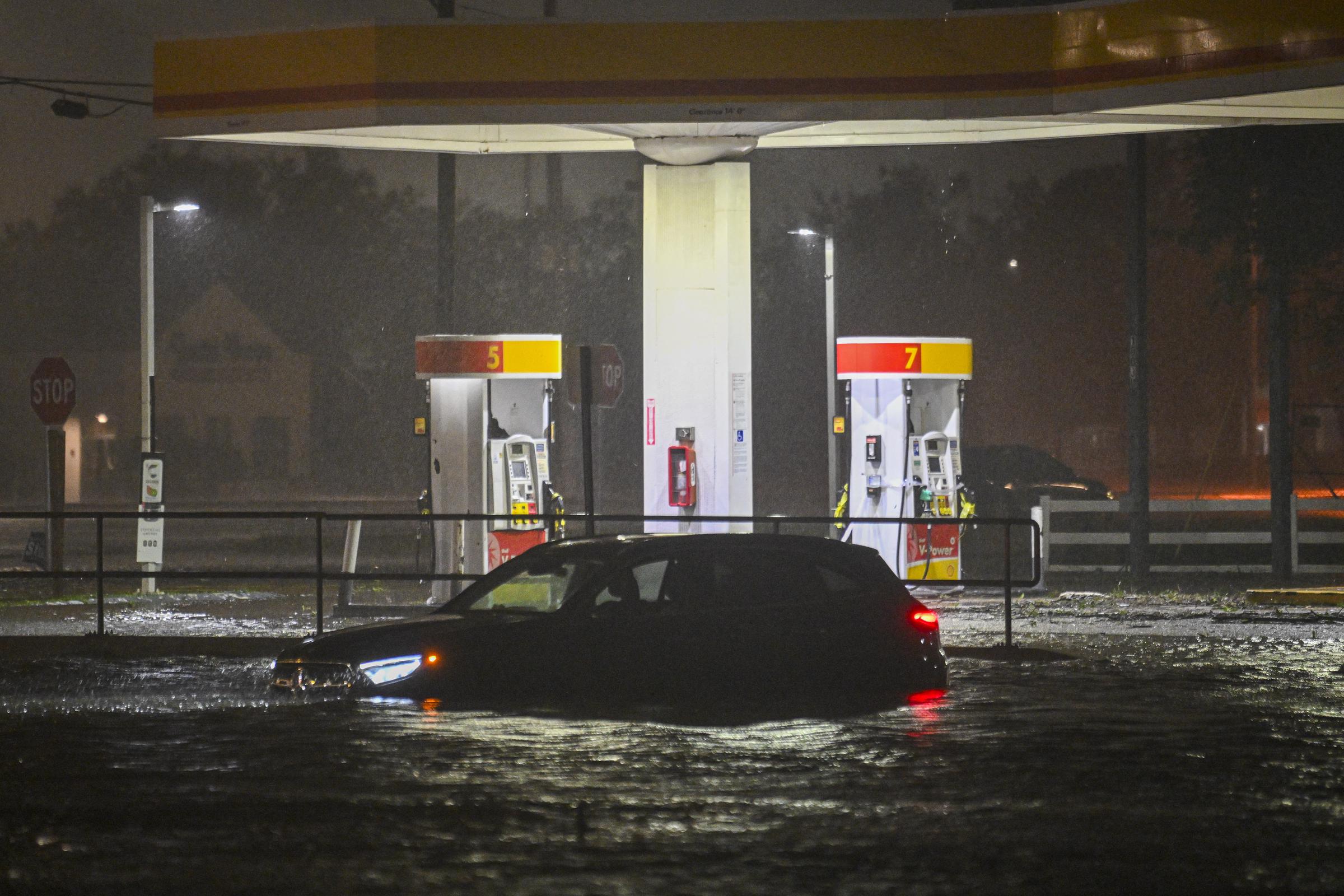 Un vehículo queda varado en una calle inundada por el agua después de que el huracán Milton tocara tierra en Brandon, Florida, el 9 de octubre de 2024 | Fuente: Getty Images