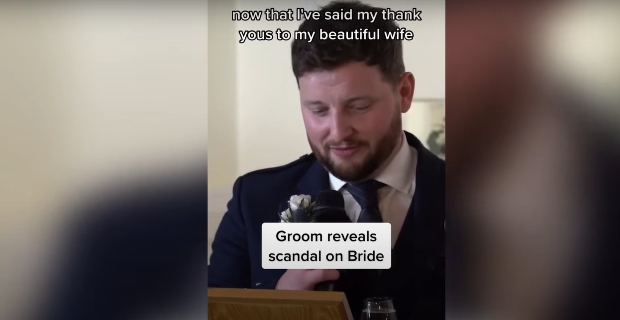 Ian Young dando su discurso en su boda | Fuente: YouTube / Daily Record