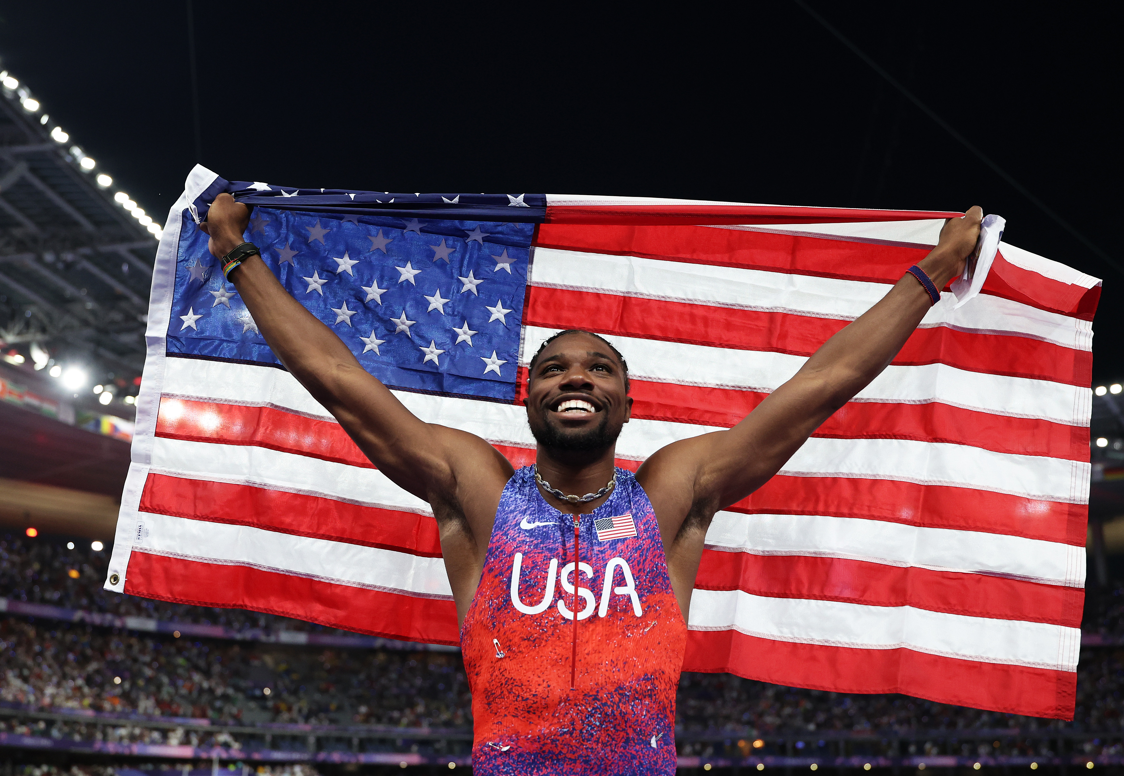 Noah Lyles celebra la medalla de oro tras competir en la final masculina de los 100 metros planos en los Juegos Olímpicos de París 2024 en París, Francia, el 4 de agosto de 2024 | Fuente: Getty Images