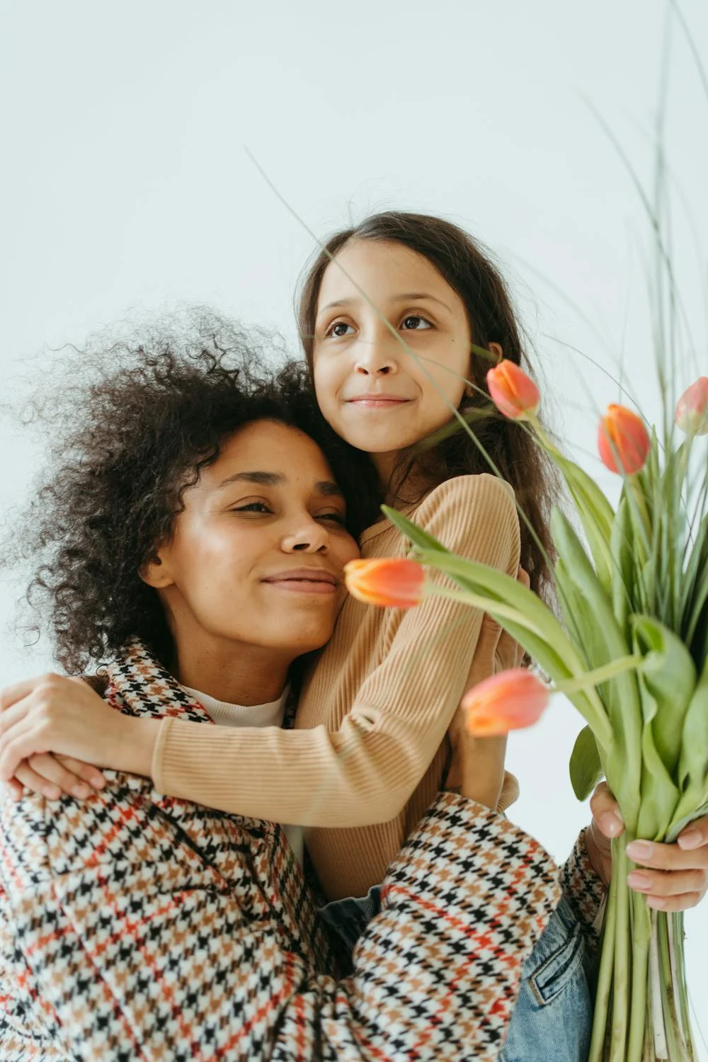 Una mujer abraza a su hija | Fuente: Pexels