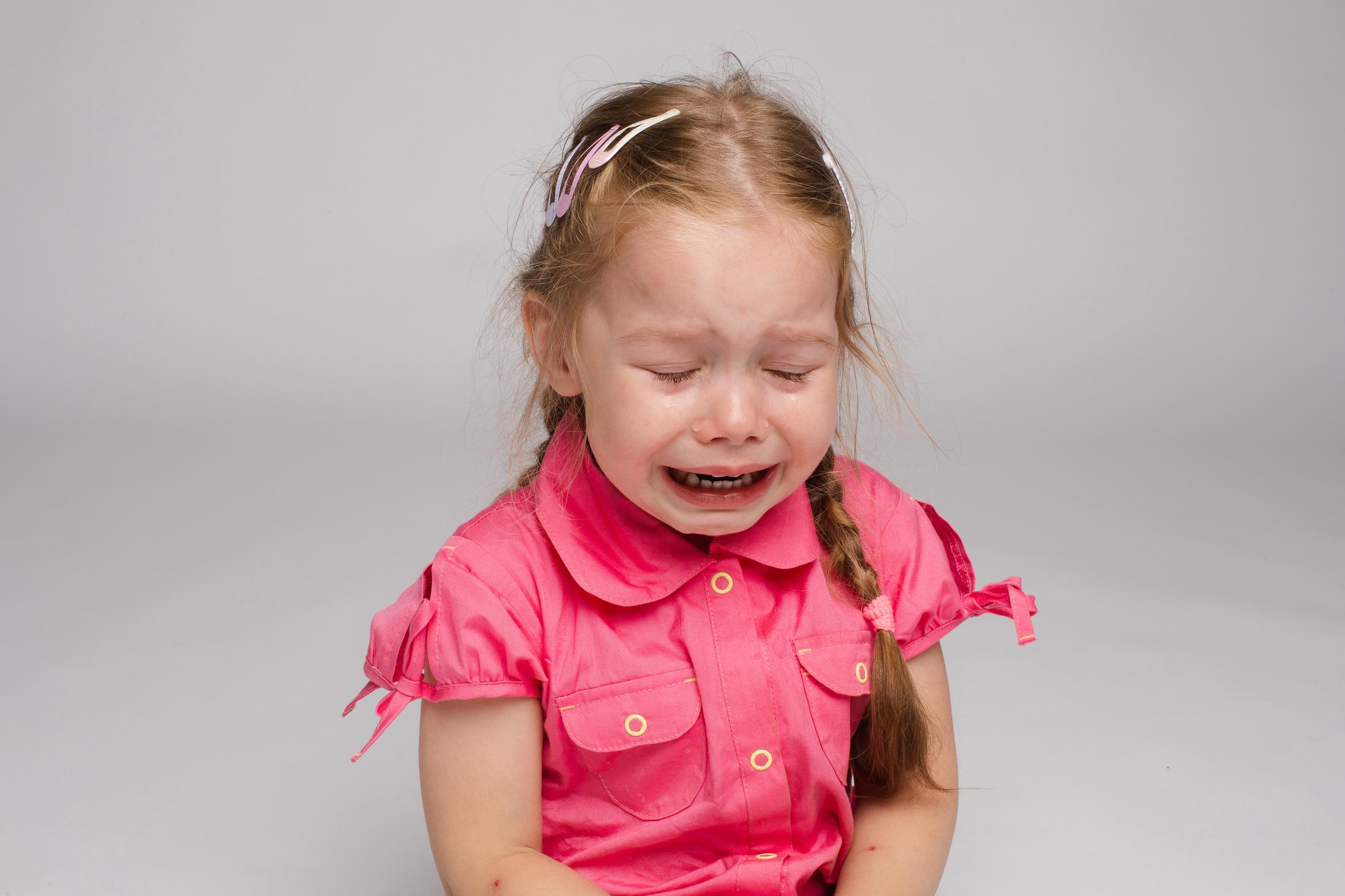 Una niña llorando con un vestido rosa | Fuente: Freepik