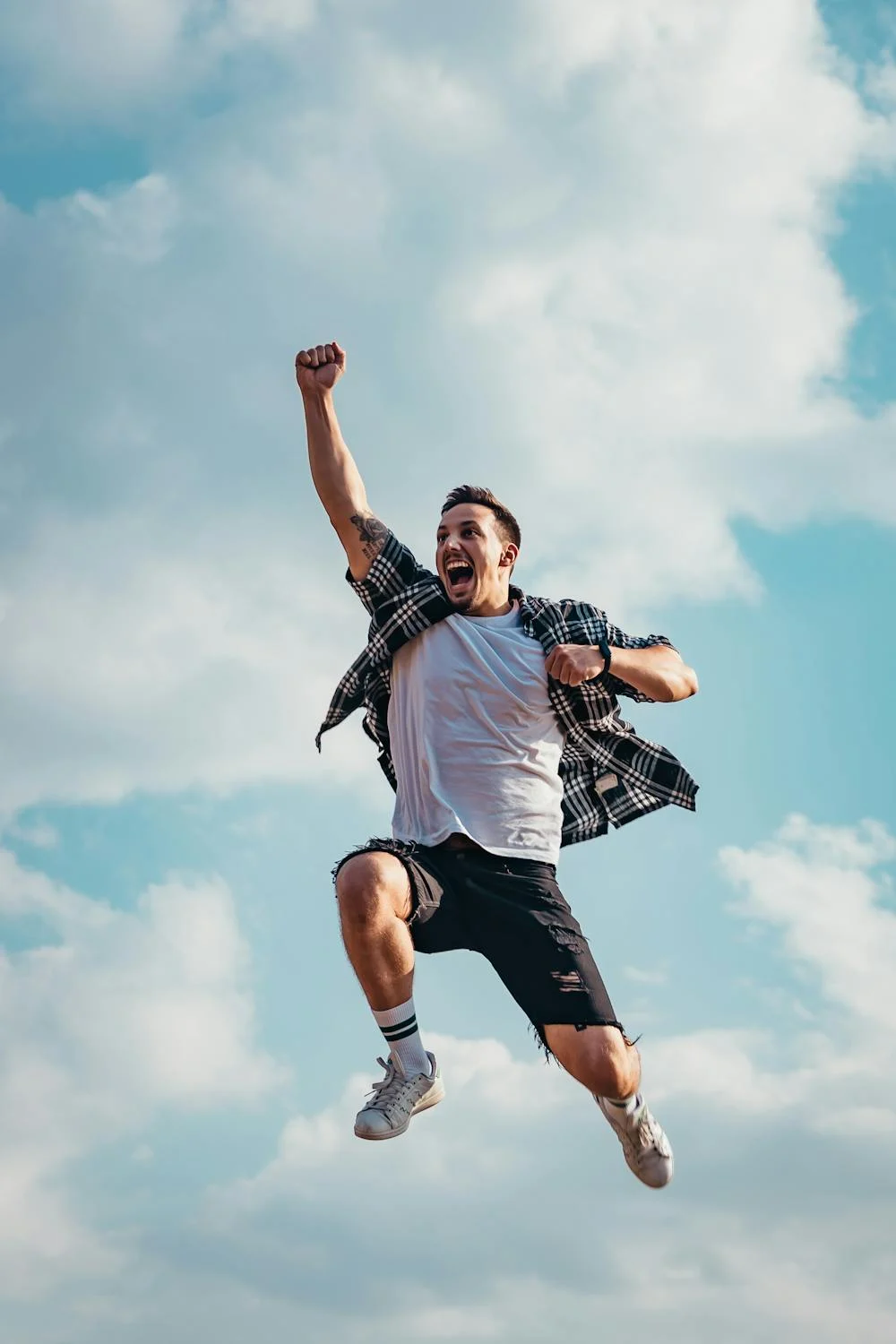 Un hombre feliz saltando ⏐ Fuente: Pexels