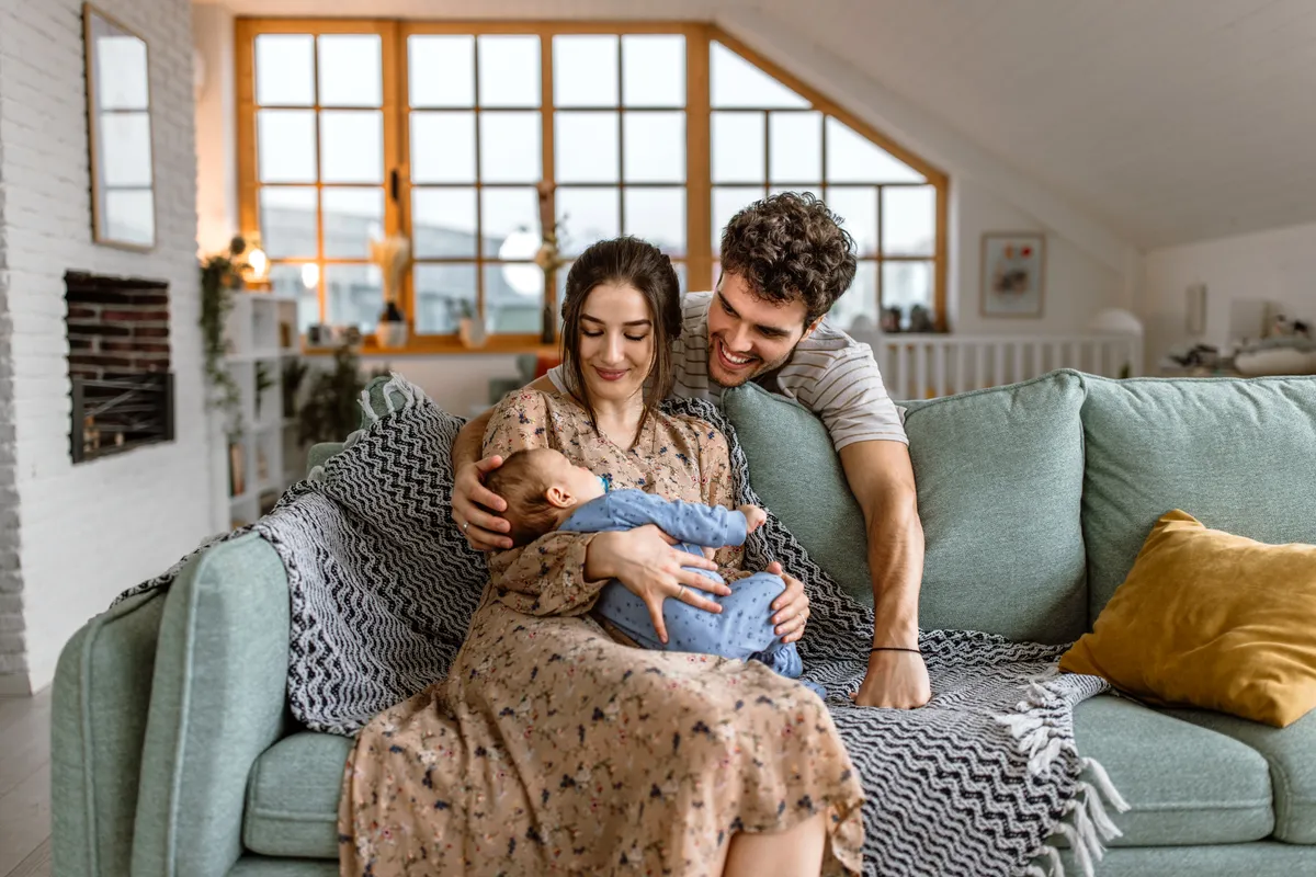 Una mujer y su marido con su bebé recién nacido | Fuente: Getty Images