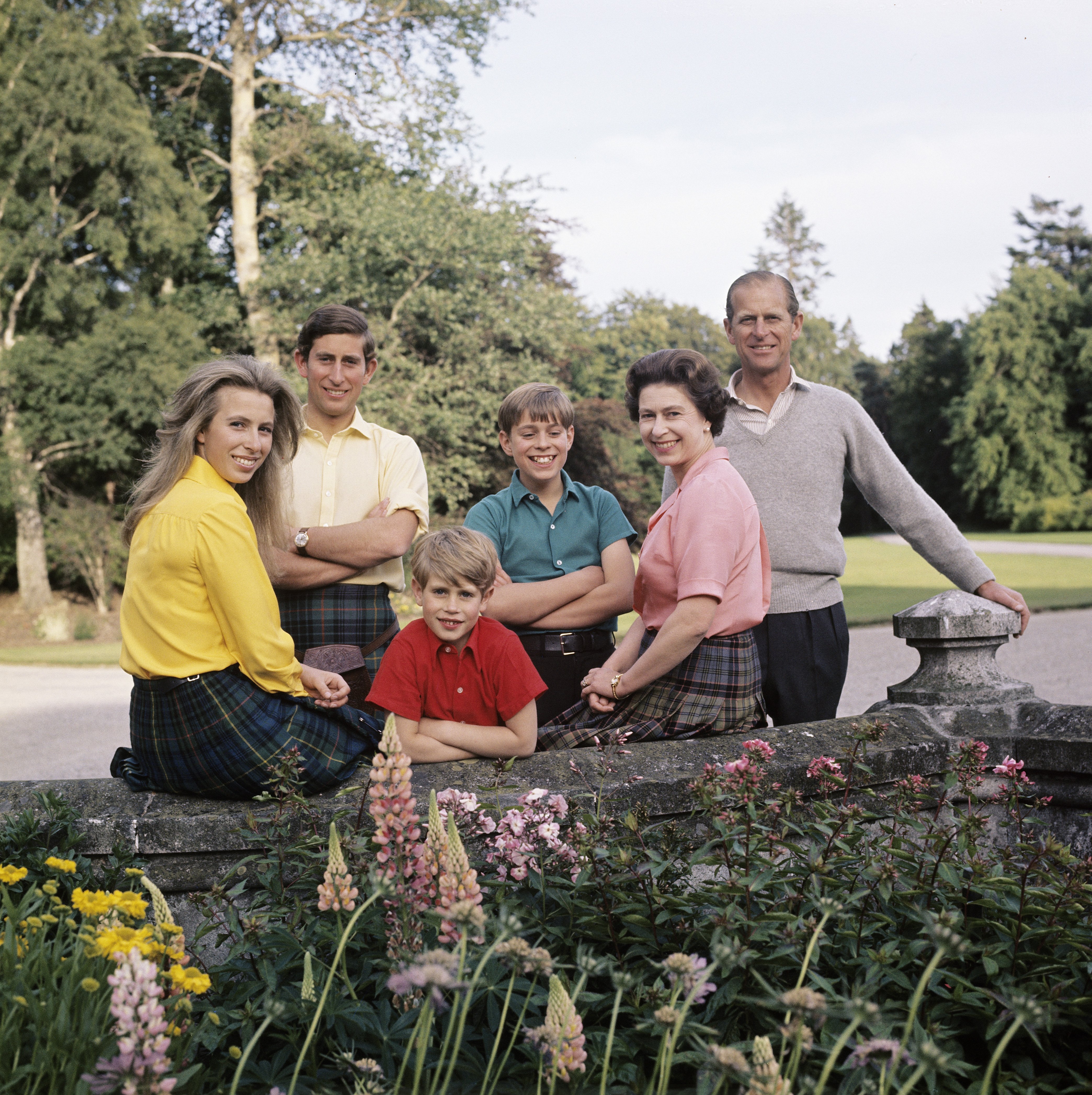 La reina Elizabeth con su esposo, el príncipe Philip y sus hijos, el príncipe Charles, el príncipe Andrew, el príncipe Edward y la princesa Anne durante las vacaciones anuales de verano de la familia real en el castillo de Balmoral el 22 de agosto de 1972 en Escocia | Foto: Getty Images