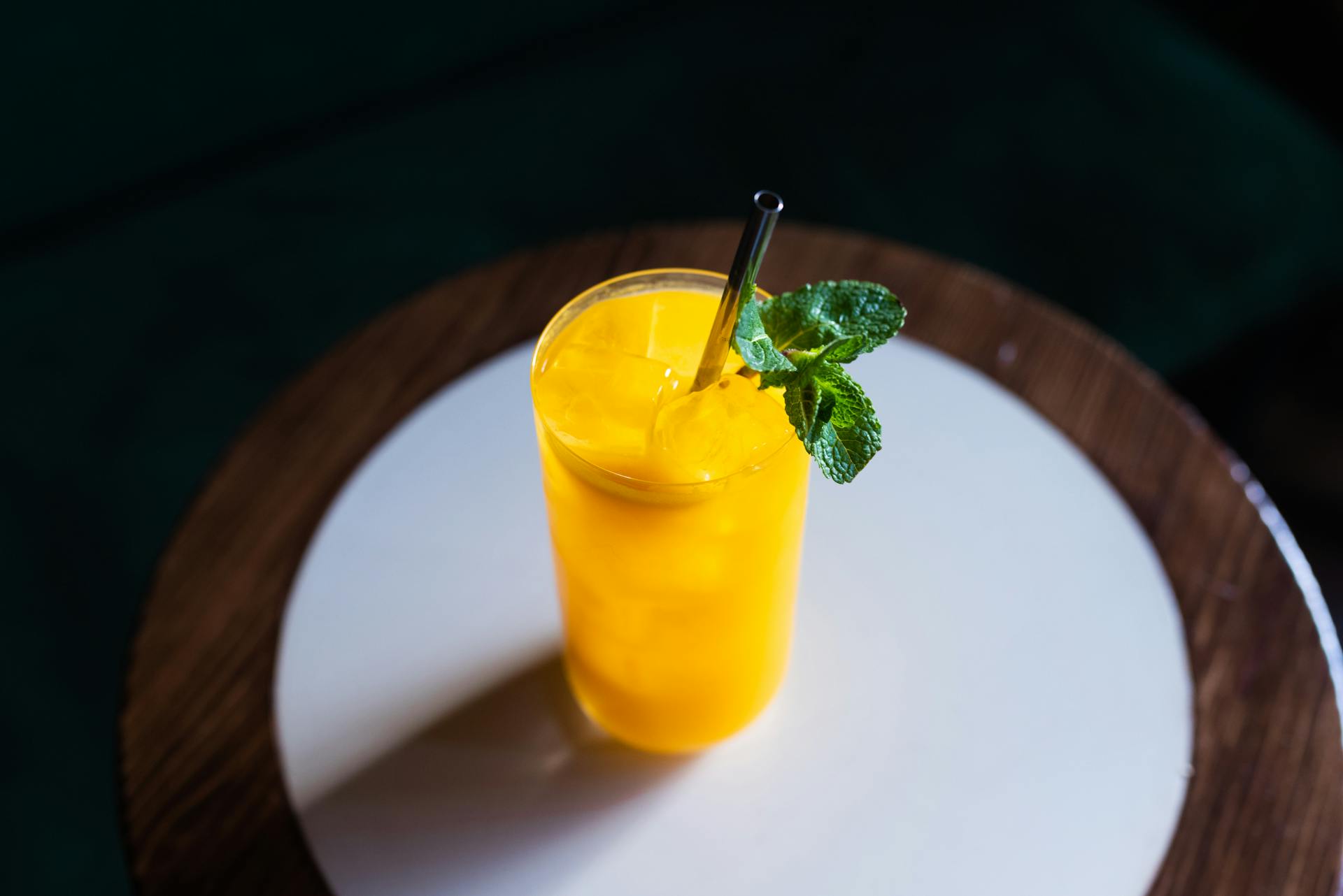Un vaso de bebida helada sobre una mesa | Fuente: Pexels
