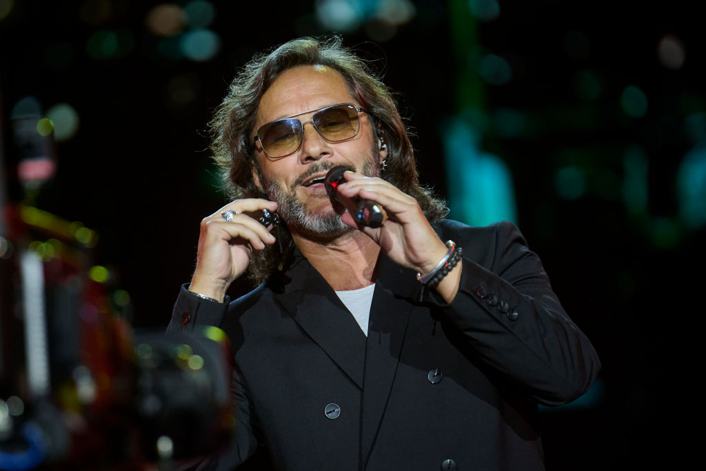 Diego Torres actúa en el escenario de la Gala de los Premios "Cadena Dial" 2024 el 14 de marzo de 2024 en Santa Cruz de Tenerife, España. | Fuente: Getty Images