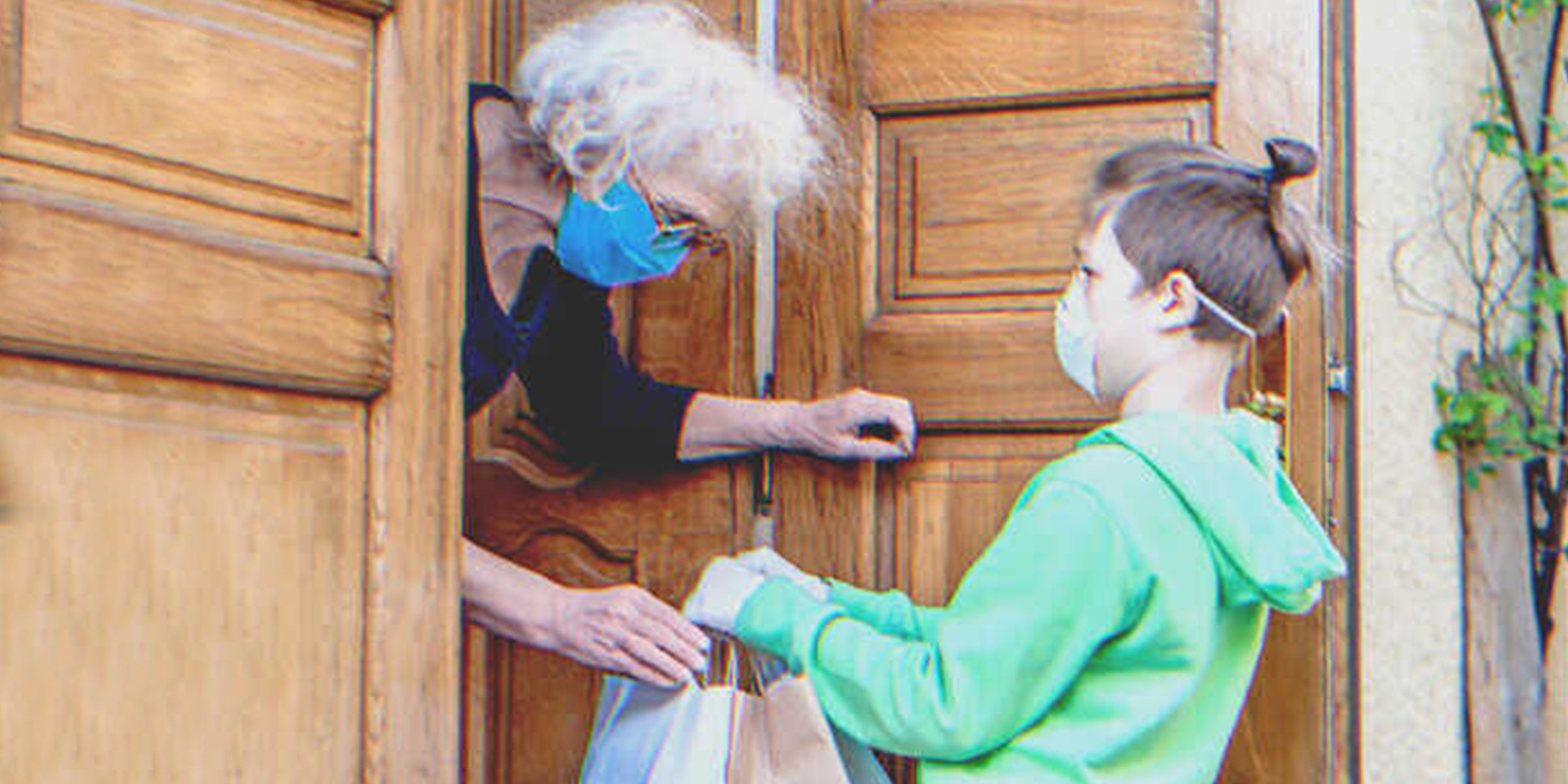 Niño llevando las compras a una señora mayor | Foto: Shutterstock