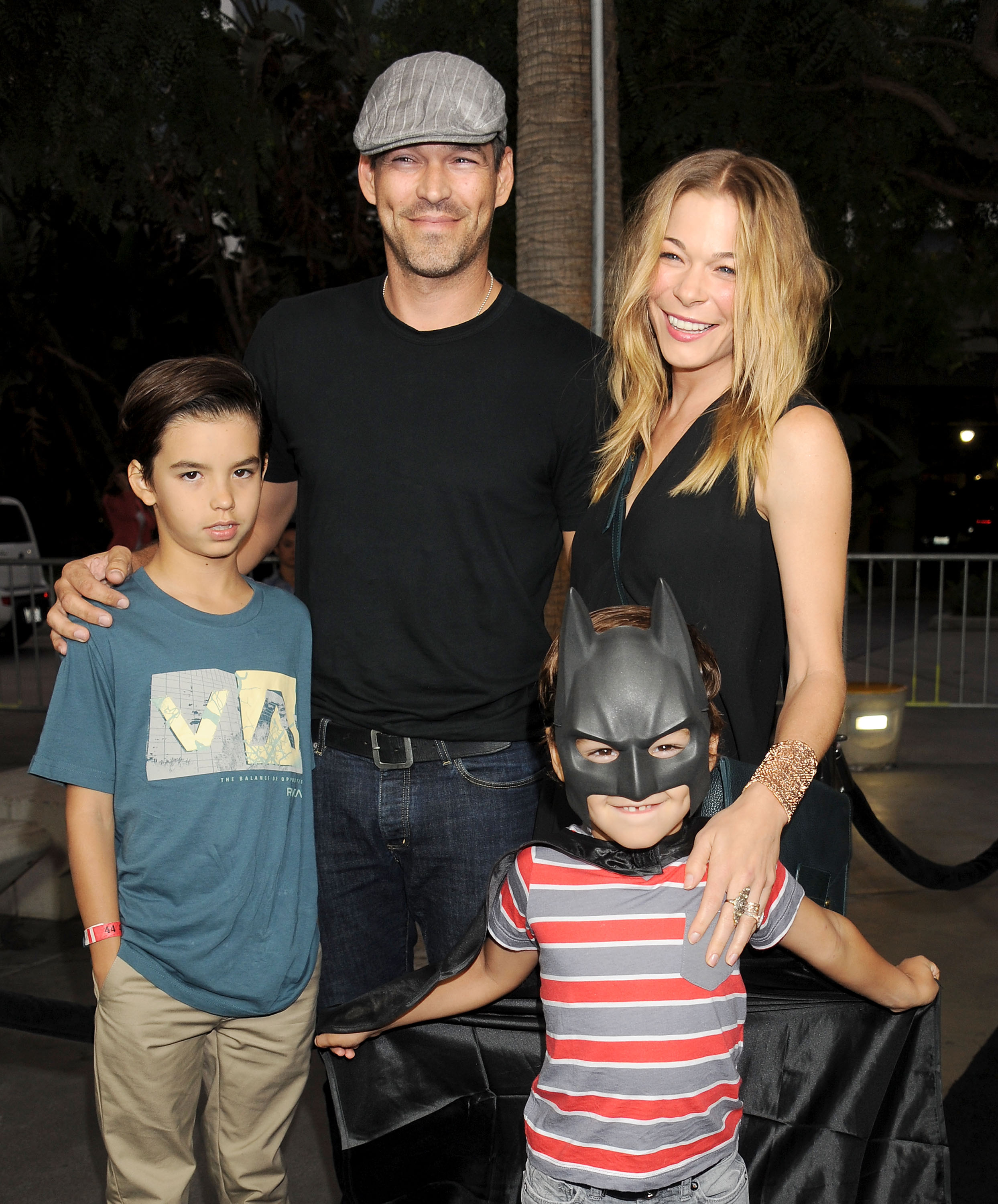 El actor con sus hijos, Mason y Jake, y su esposa LeAnn Rimes en el estreno de "Batman Live!" en el Staples Center el 27 de septiembre de 2012, en Los Ángeles, California | Fuente: Getty Images