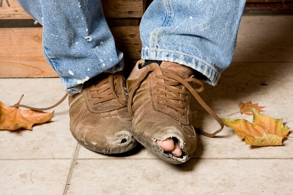 Persona con zapatos muy desgastados. | Foto: Shutterstock.
