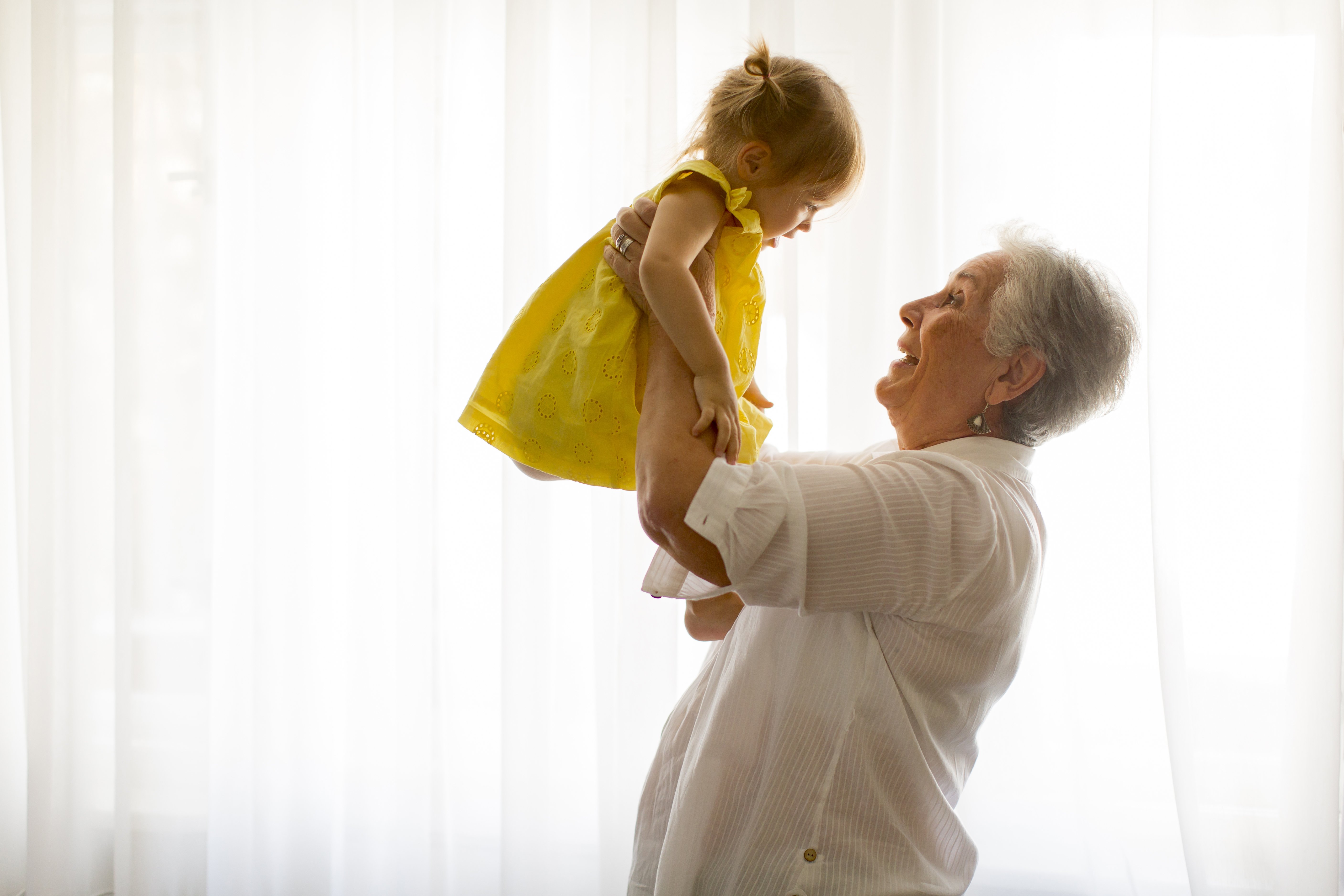 Mujer mayor sosteniendo bebé. | Foto: Shutterstock