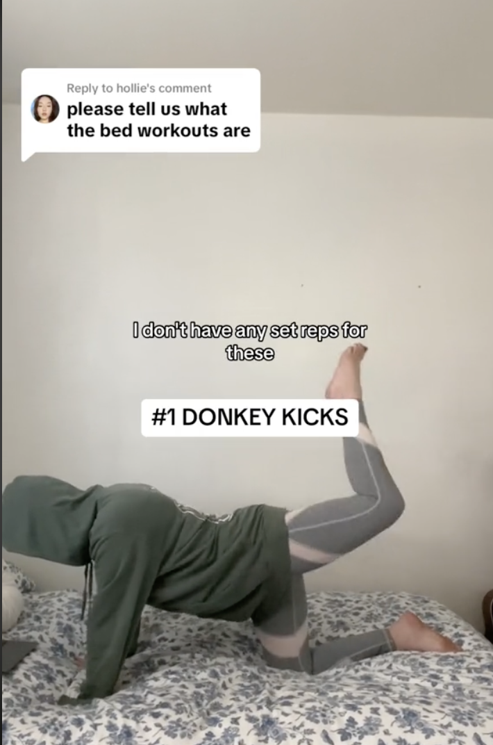 Colleen haciendo sus ejercicios en la cama | Foto: tiktok.com/@queenxxcolleen
