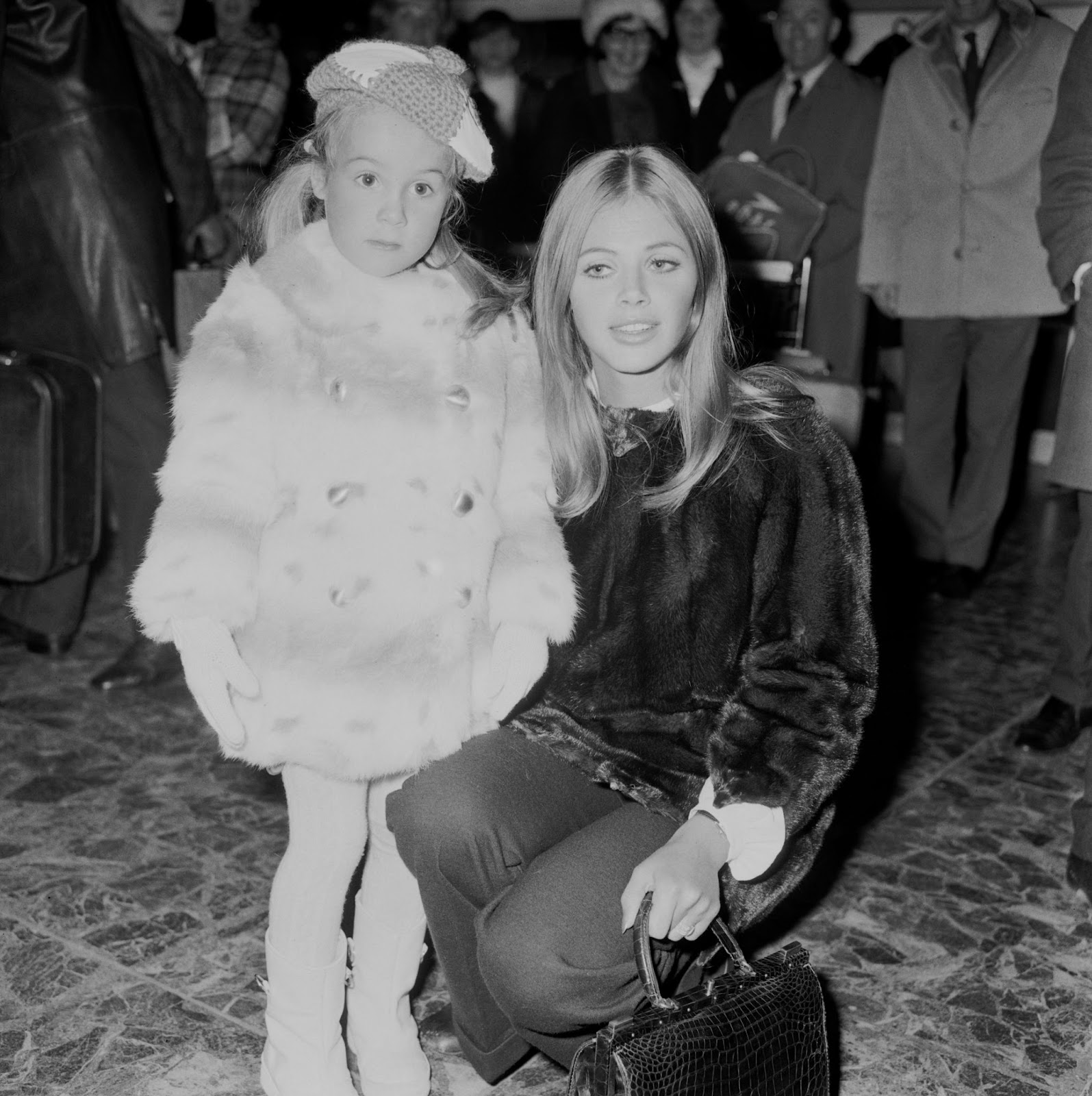 La famosa Chica Bond y su hija fotografiadas en el aeropuerto de Heathrow el 21 de diciembre de 1968, en Inglaterra. | Fuente: Getty Images