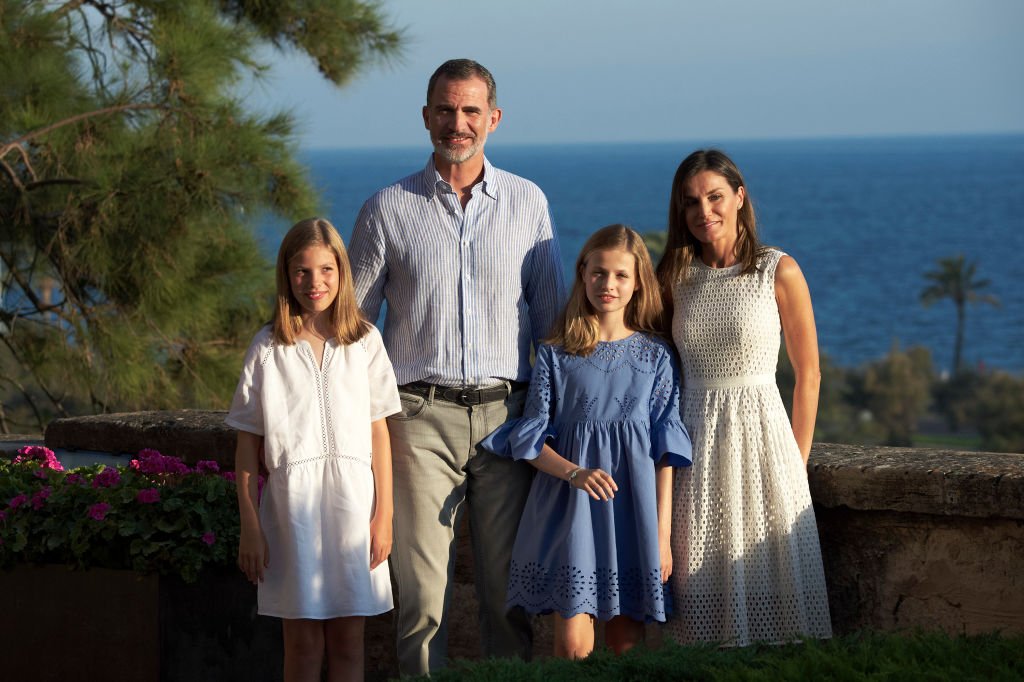 El rey Felipe VI de España, la reina Letizia de España, la princesa Leonor (D) y la princesa Sofía (I) posan para los fotógrafos durante la sesión de verano en el Palacio de la Almudaina, el 29 de julio de 2018 en Palma de Mallorca, España. | Imagen: Getty Images 