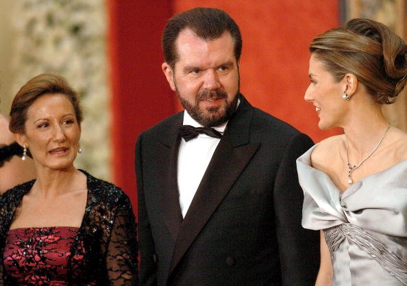 Letizia Ortiz con su padre Jesús Ortiz y su madre en una cena de gala en el Palacio Real de El Pardo el 21 de mayo de 2004 en Madrid. │ Foto: Getty Images