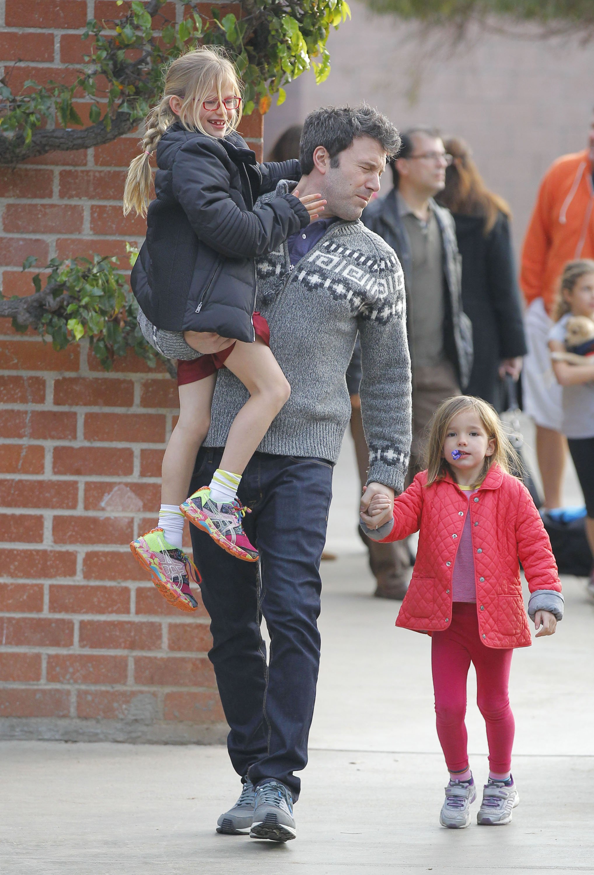 Ben Affleck y sus hijas, Violet y Seraphina Affleck, salen del parque el 8 de diciembre de 2013 en Los Ángeles, California. | Foto: Getty Images