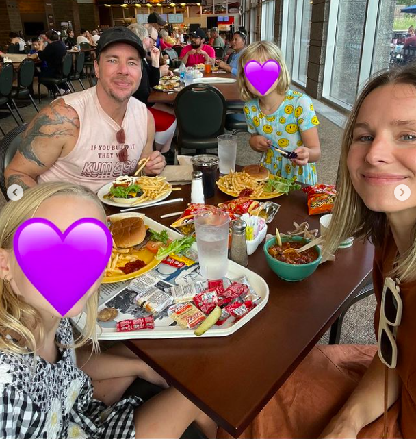 Dax Shepard y Kristen Bell posando para una foto con sus hijas, Delta y Lincoln, publicada el 19 de agosto de 2022 | Fuente: Instagram/kristenanniebell