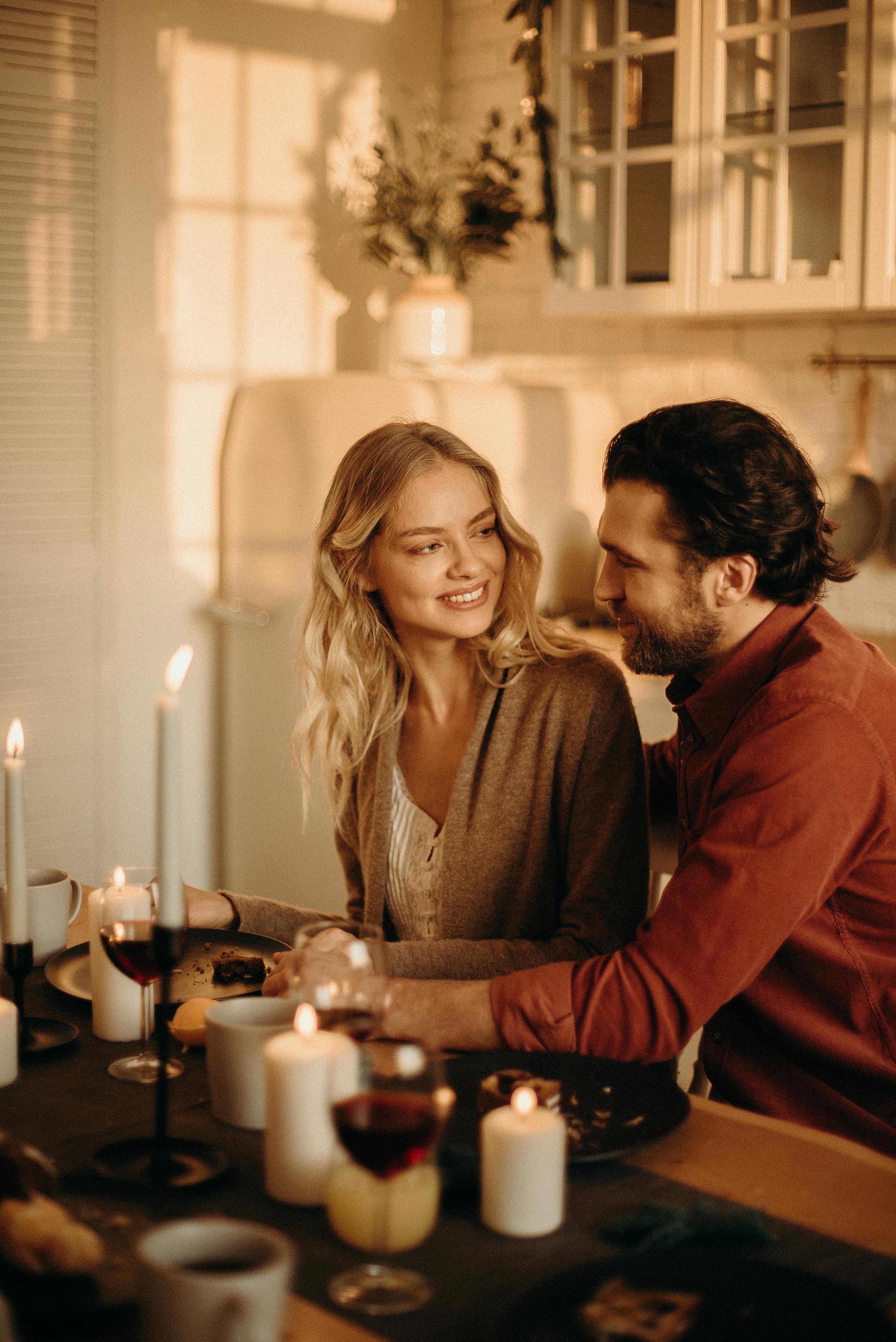 Una pareja disfrutando de una comida y unas copas románticas | Foto: Pexels