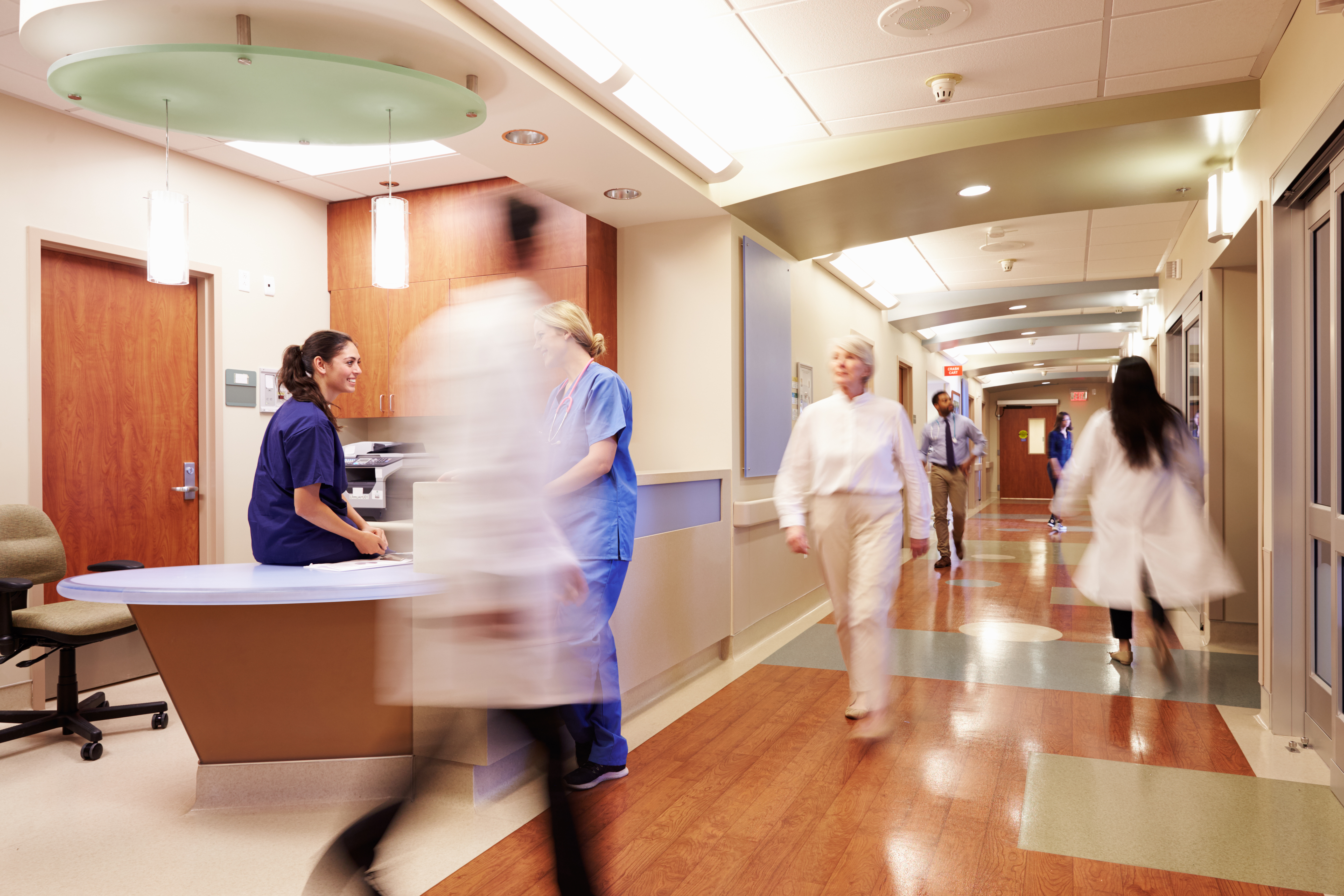 Gente caminando en un hospital | Fuente: Shutterstock