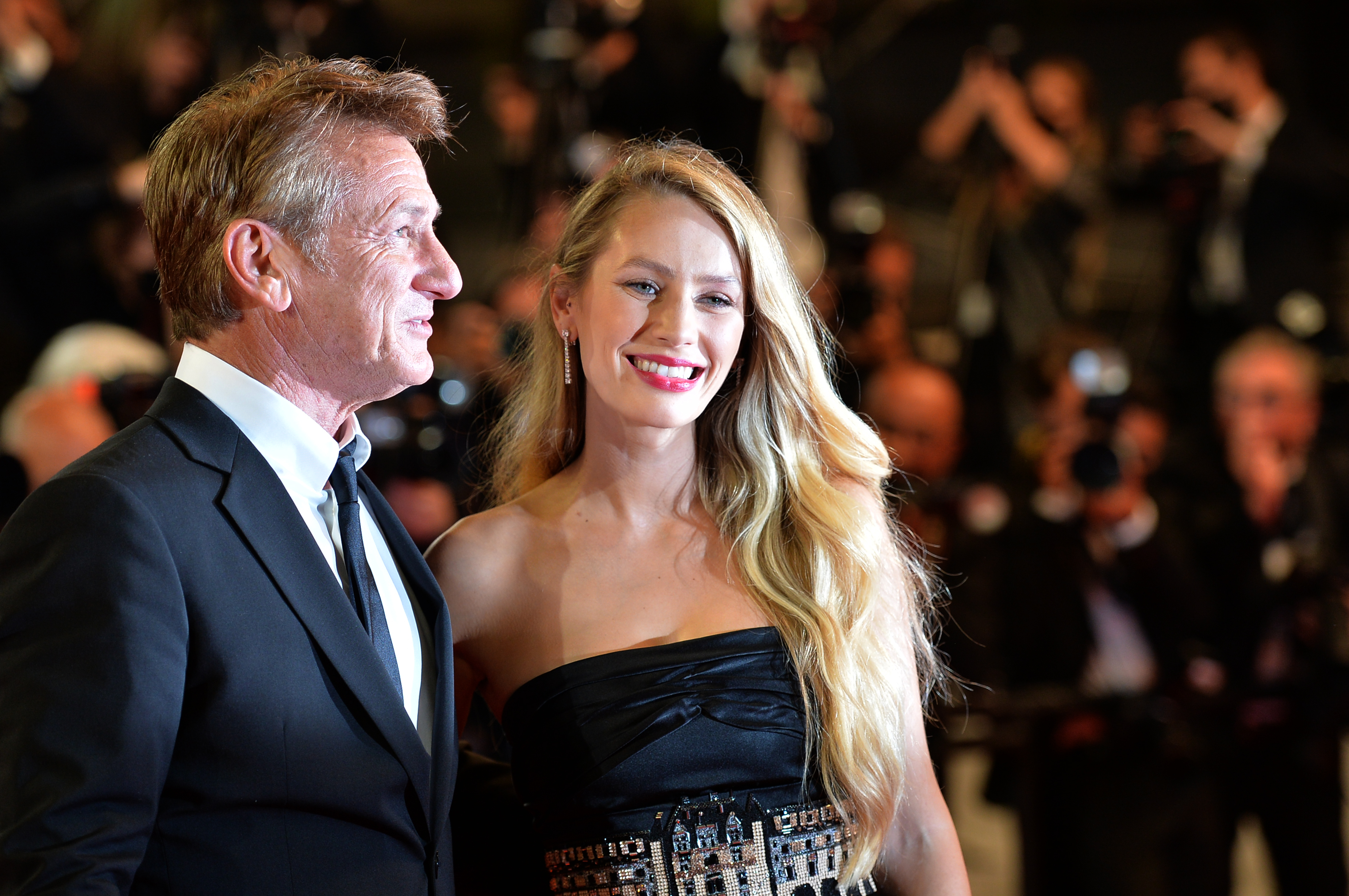 Sean Penn y su hija la actriz Dylan Penn asisten al "Flag Day" durante la 74 edición del Festival de Cine de Cannes en 2021 | Fuente: Getty Images