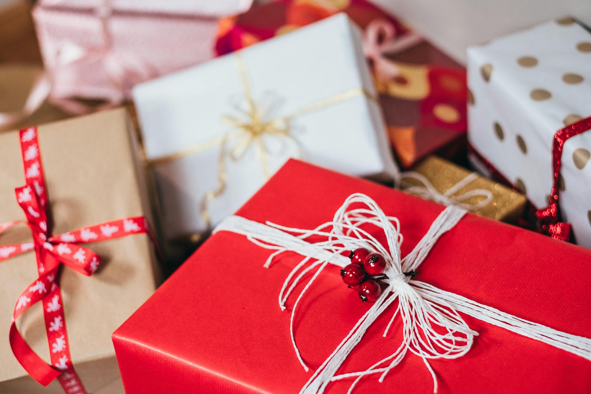 Un primer plano de regalos | Fuente: Pexels