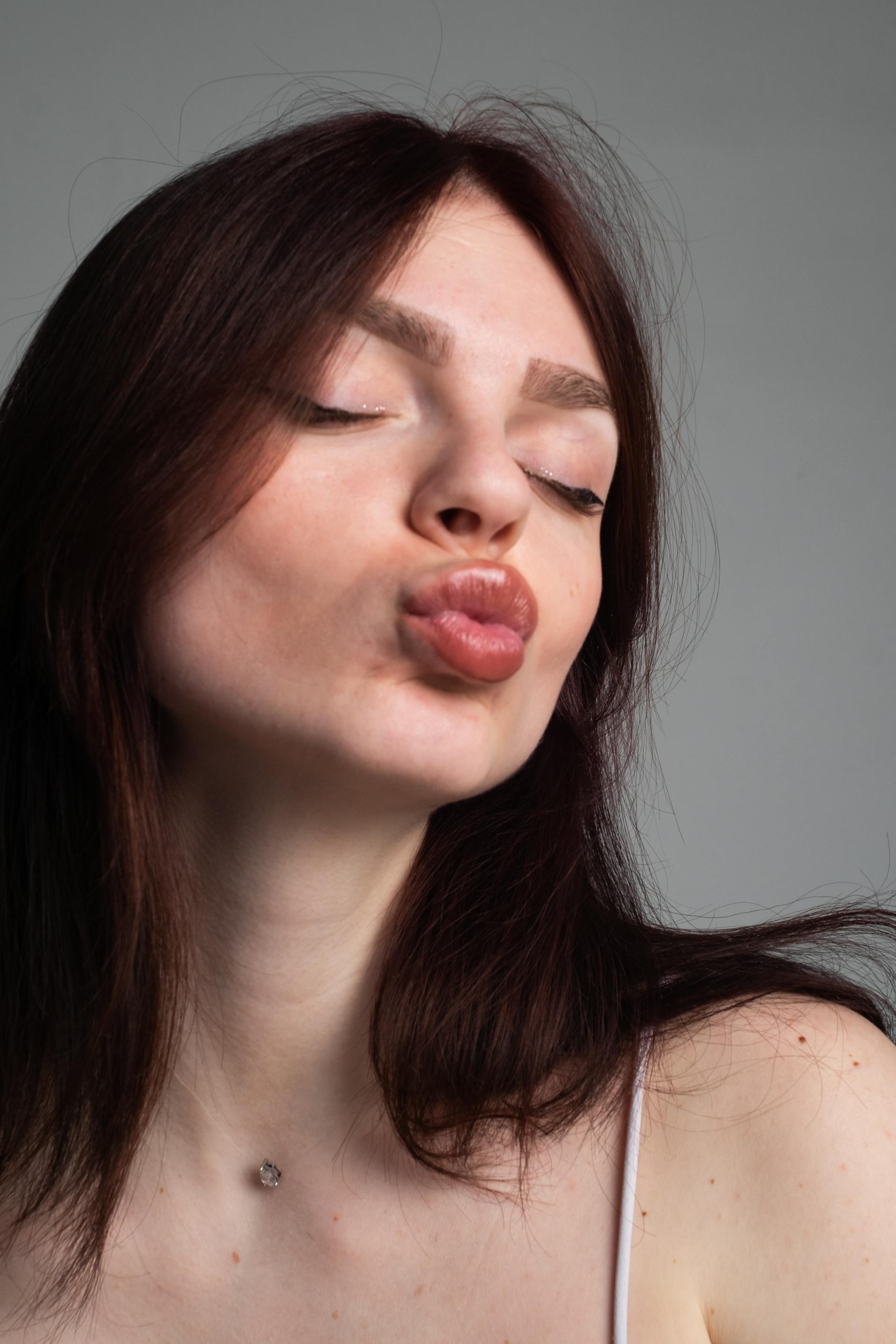 Una mujer frunciendo los labios | Fuente: Pexels