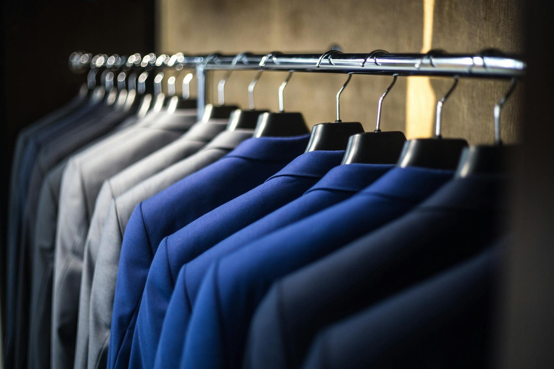Trajes colgados en un armario | Fuente: Pexels