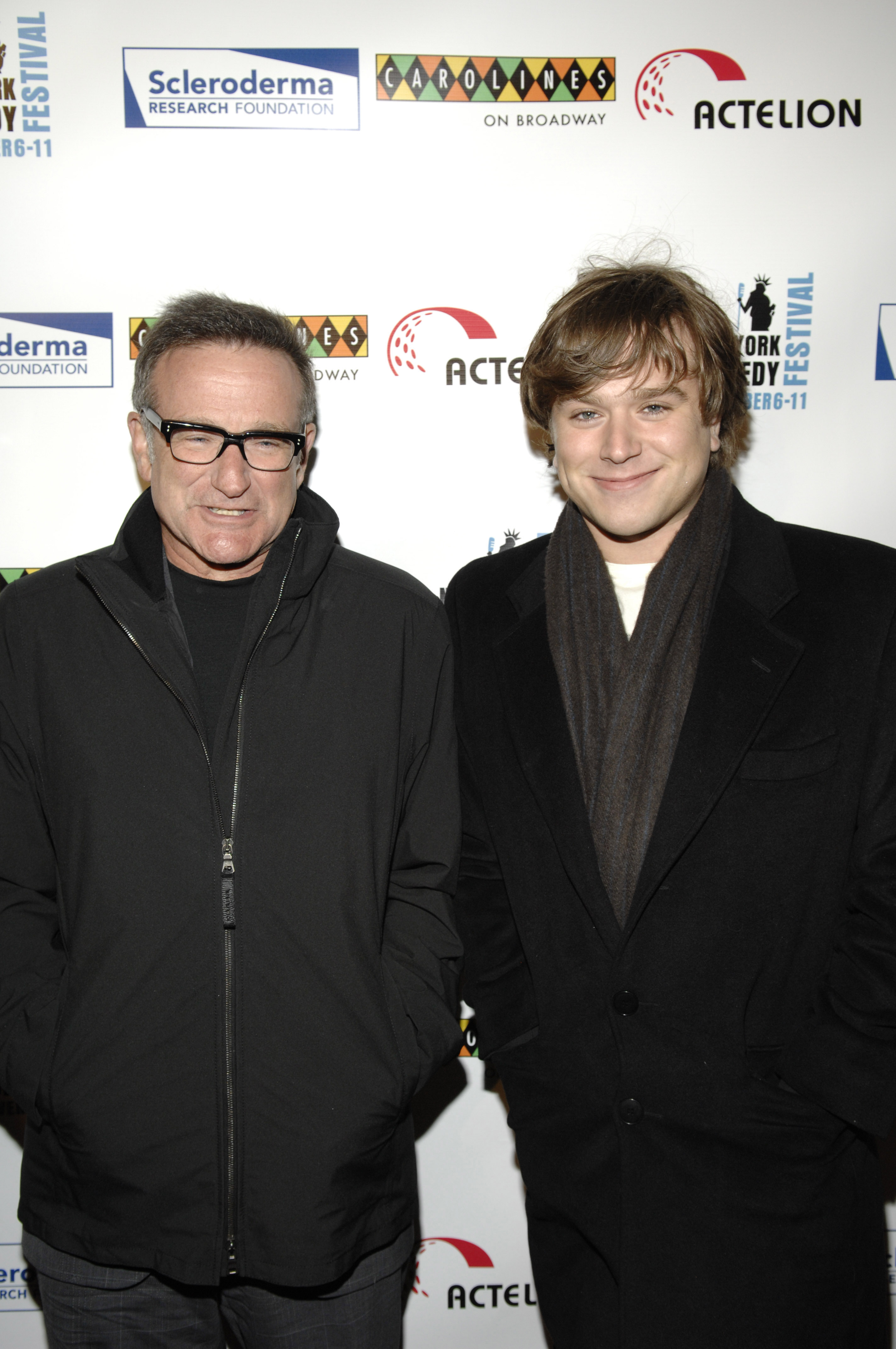 Robin y Zachary Williams asisten al evento de Bob Saget, Caryn y Jeff Zucker en el Festival de Comedia de Nueva York "Cool Comedy-Hot Cuisine: An Evening to Benefit" el 6 de noviembre de 2007, en Nueva York | Fuente: Getty Images