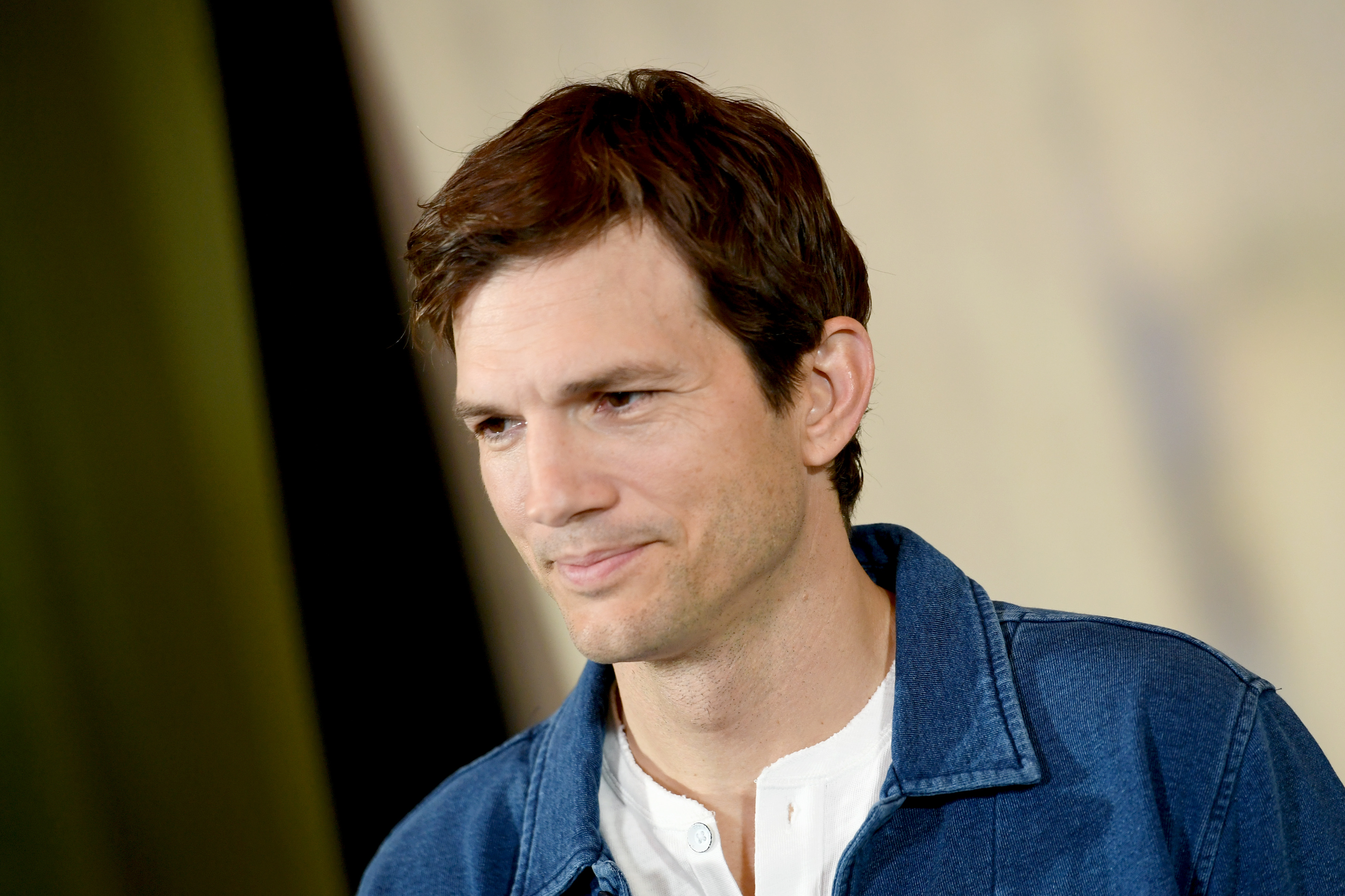 Ashton Kutcher en el photocall de "Your Place Or Mine" el 30 de enero de 2023, en Los Ángeles, California. | Fuente: Getty Images