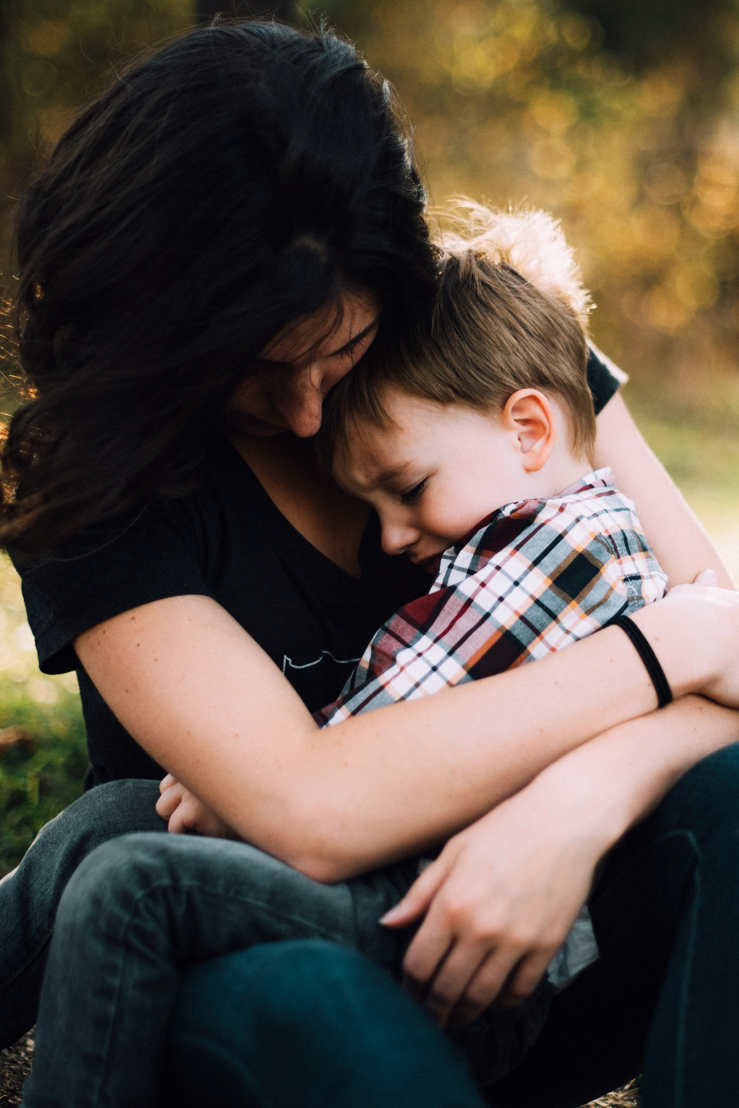Una mujer abraza a un niño que llora | Fuente: Unsplash