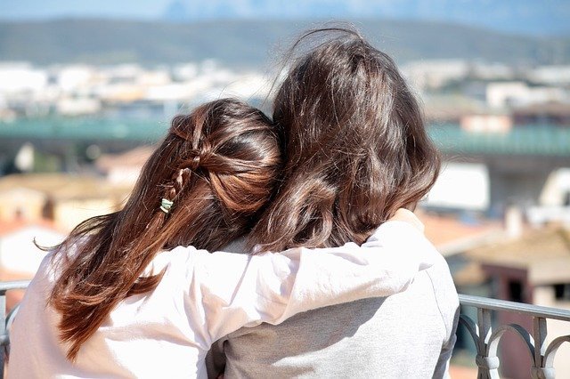 Abrazo entre amigas. │ Foto: Pixabay