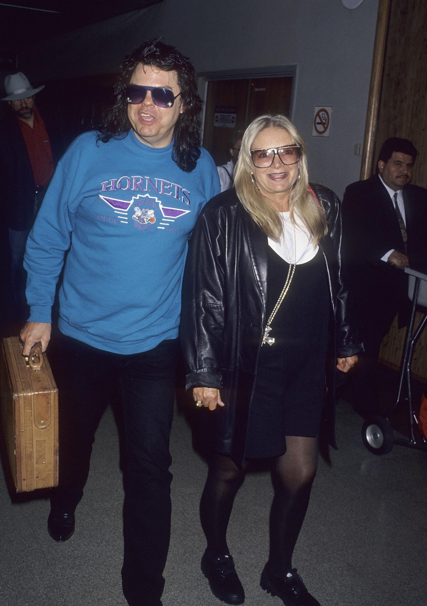 Ronnie Milsap y Joyce Reeves fotografiados en el Aeropuerto Internacional de Los Ángeles el 22 de marzo de 1994. | Fuente: Getty Images