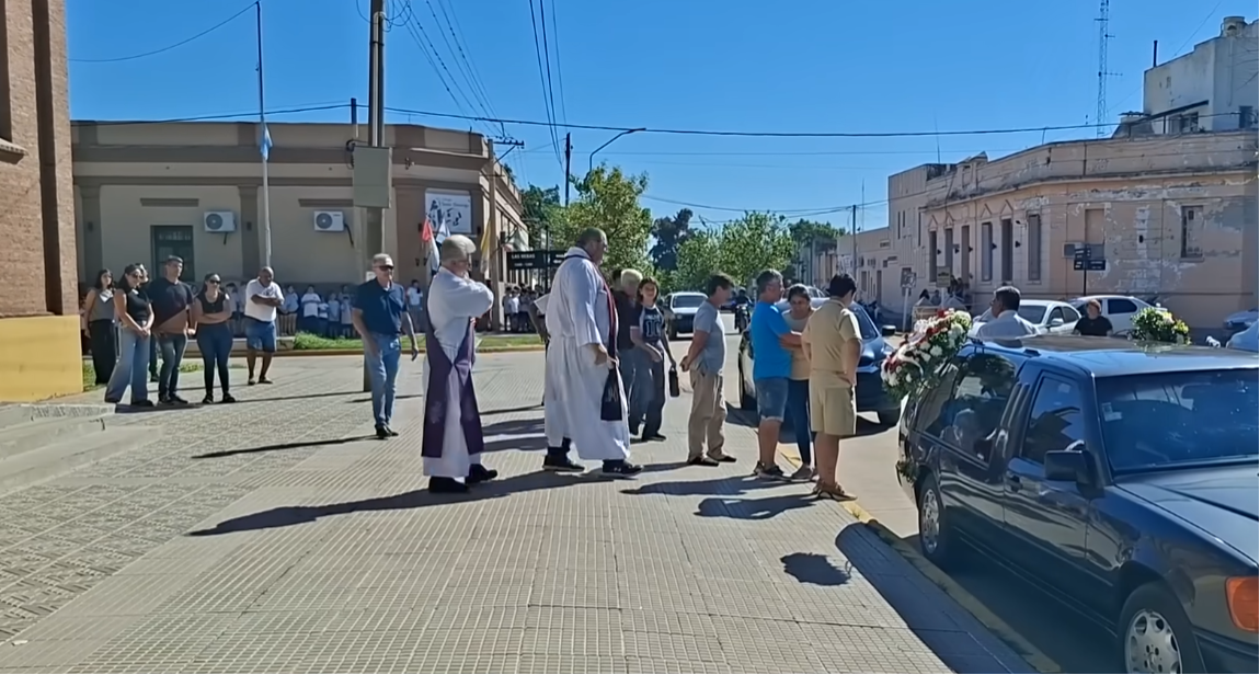 Familia y allegados reunidos frente a la iglesia del pueblo para dar el último adiós a Ian Cabrera | Fuente: YouTube/Cadena 3 Argentina