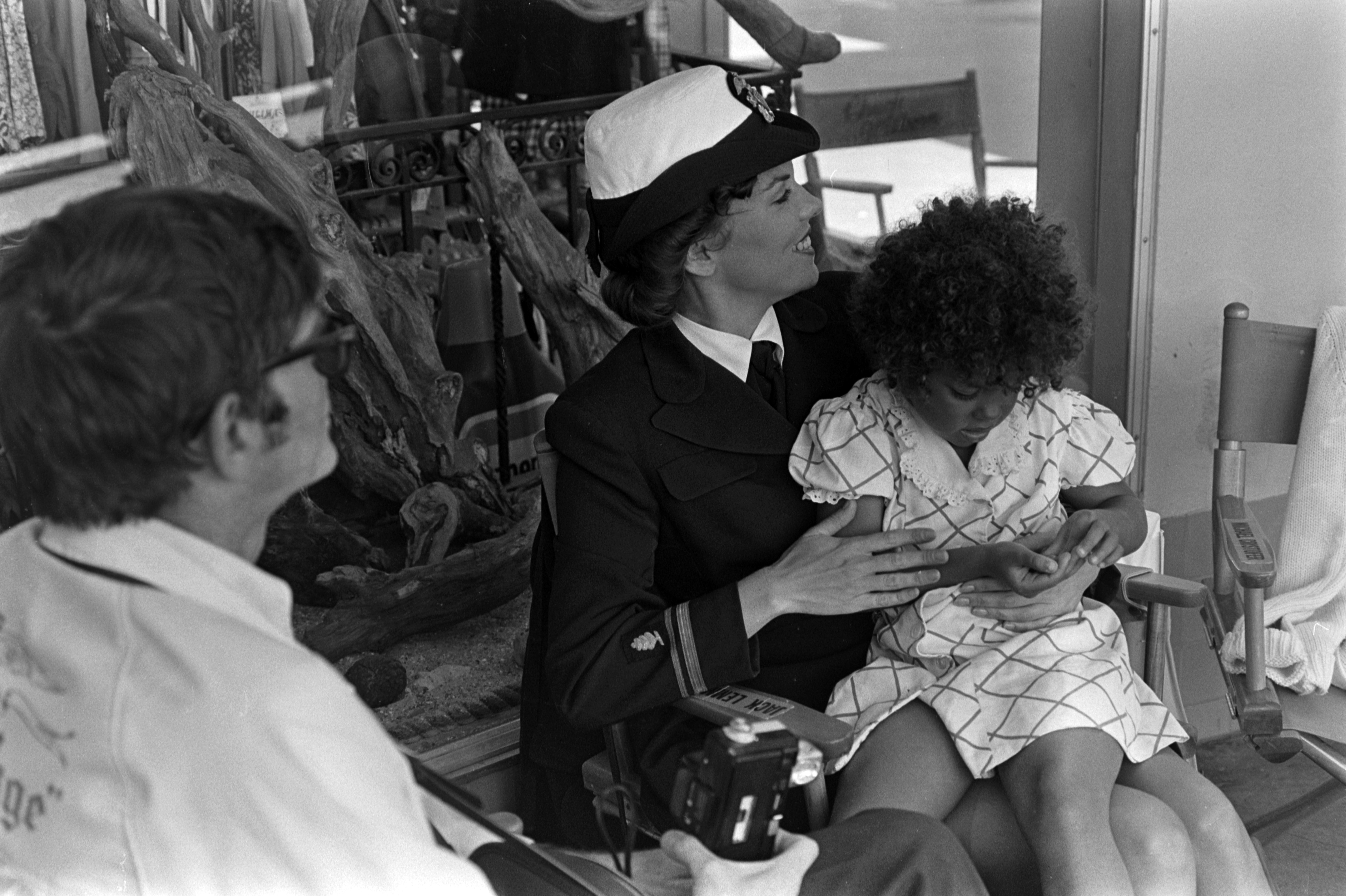 Tyne Daly con una de sus hijas durante la producción de "The Entertainer", el 8 de agosto de 1975, en Los Ángeles, California. | Fuente: Getty Images