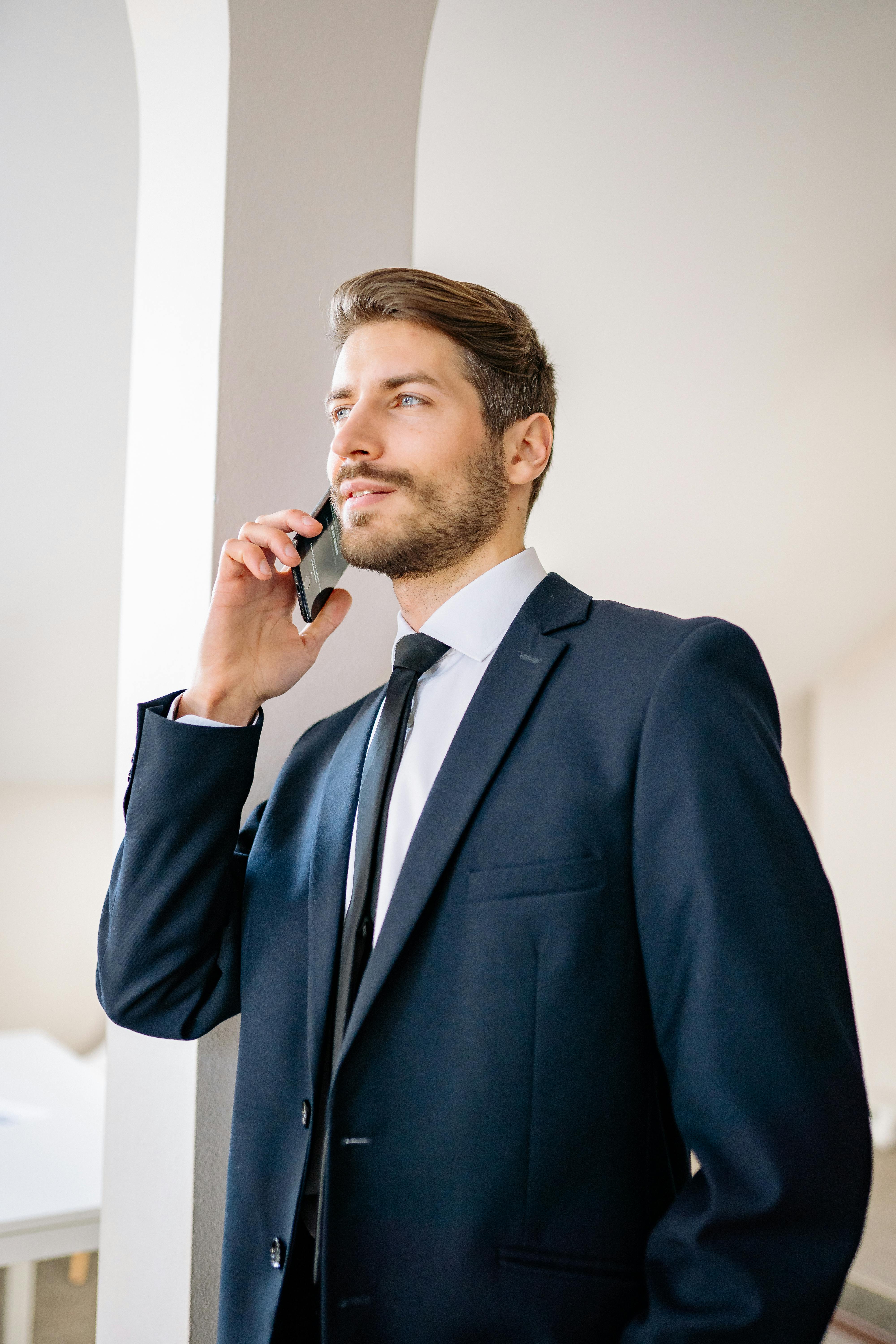 Un hombre hablando por teléfono | Fuente: Pexels