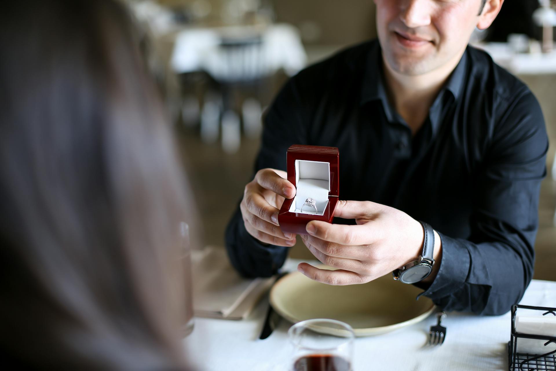 Un hombre sujetando una caja de anillos | Fuente: Pexels