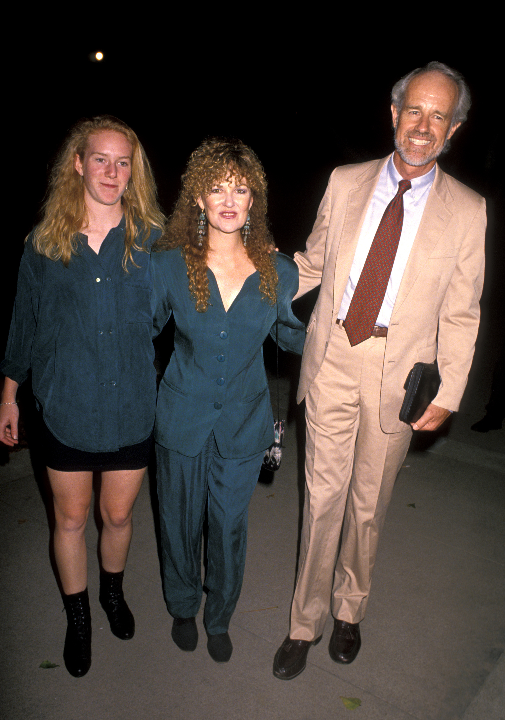 Shelly Fabares, Mike Farrell y Erin Farrell durante la 'ABC Fall Premiere Party' el 12 de septiembre de 1990, en la UCLA | Fuente: Getty Images