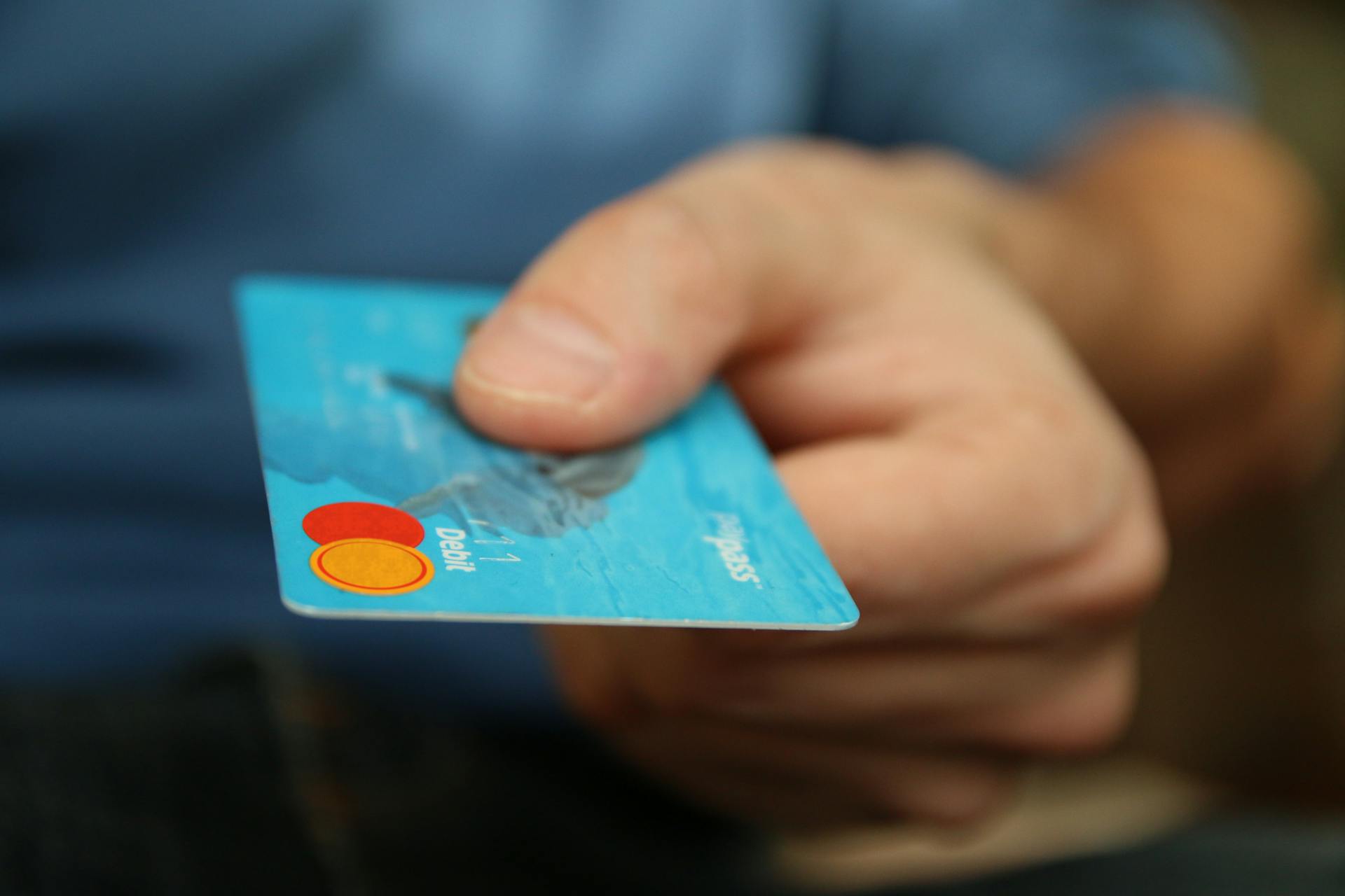 Una persona con una tarjeta de débito | Fuente: Pexels